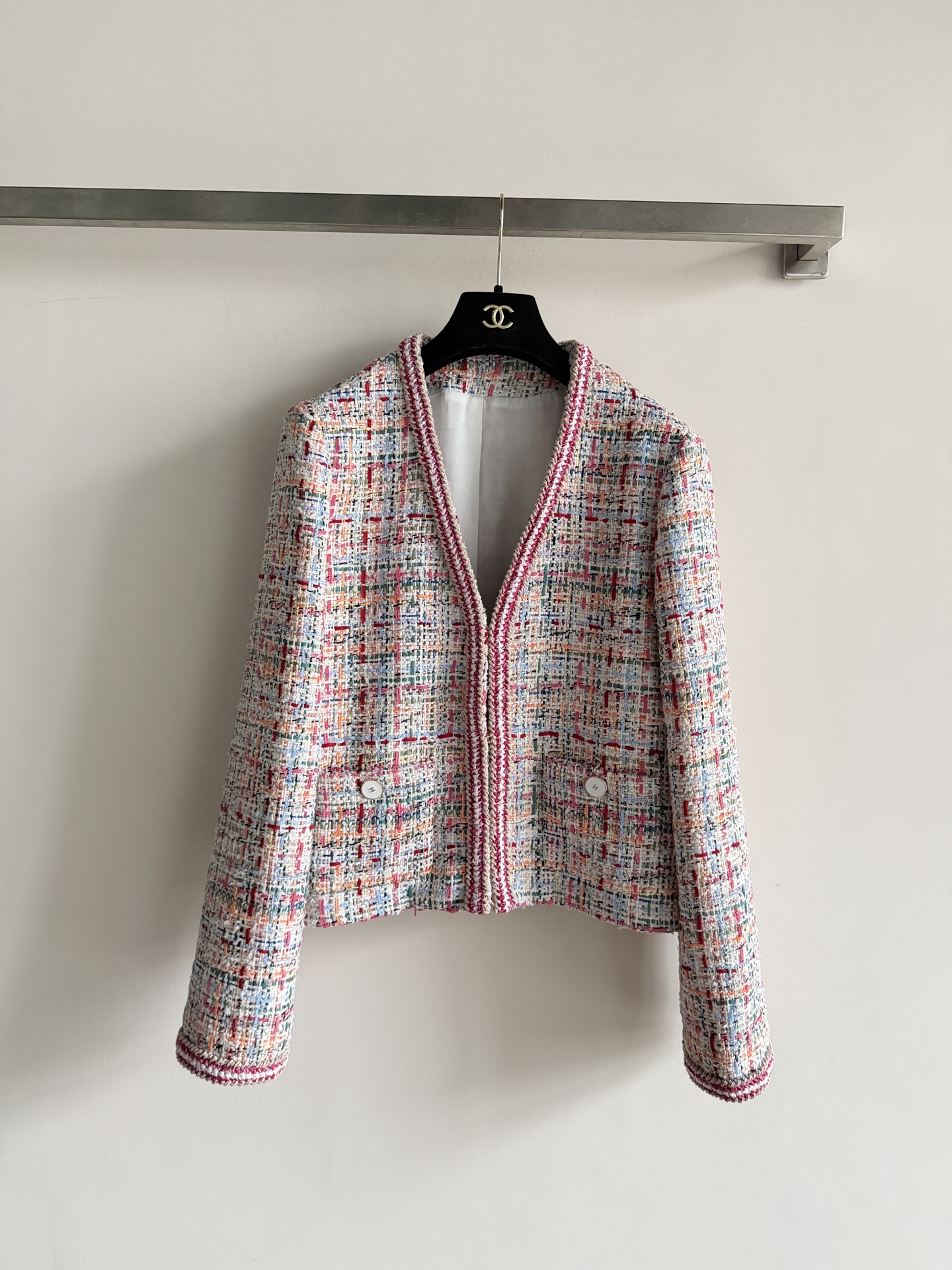NO:899919,Chane*'s new colorful tweed jacket. V-neck invisible button cardigan style, with pink piping outlining the collar, placket and hem. The fabric is a tweed with multi-color yarns, with a gray and white background decorated with pink and rose red. It is rough and layered. It goes well with high-waisted pants or skirts. A classic little fragrance that will never go out of style no matter how you wear it. SML, Chanel - clothing, chanel, chanel, skirts, jackets & coats,19860909Chane*新款彩色粗花呢外套.V领隐形扣开衫款,粉色滚边勾勒领口、门襟和下摆.面料是多色纱线混织的粗花呢,灰白底缀粉色和玫红色,粗犷又有层次.搭高腰裤或半裙比例很好.经典小香风,怎么穿都不会过时.SML,香奈儿-服装,chanel,chanel,skirts,jackets & coats,,Women's clothing