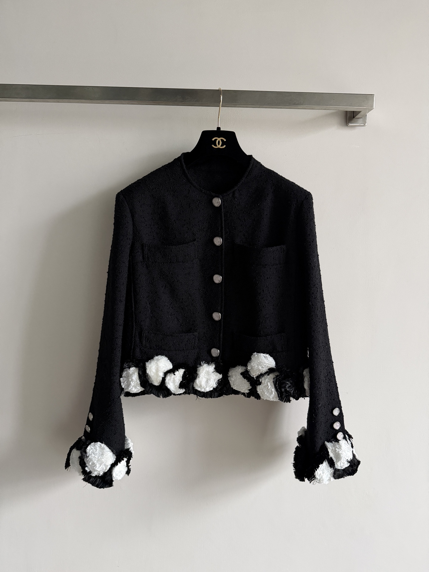 NO:899912,Chane*26 tweed jacket, designed by Matthieu Blazy for the first season, black tweed + black and white fur ball cuffs, retro and playful. Metal button details, perfect texture, loose cut, comfortable and fashionable, can be easily worn in daily or formal occasions. The 26S series pays tribute to Coco Chanel, blending freedom and romance. It is a hot item this season, and it looks great with skirts or trousers. Size36.38.40!  ,Chanel-clothing,chanel,chanel,skirts,jackets & coats,19860909Chane*26粗花呢外套,由Matthieu Blazy首季设计,黑色粗花呢+黑白毛球袖口,复古又俏皮.金属纽扣细节,质感满分,剪裁宽松,舒适又时髦,日常或正式场合都能轻松驾驭.26S系列致敬Coco Chanel,融合自由与浪漫,是本季超火单品,搭配裙装或裤装都很出彩Size36.38.40！,香奈儿-服装,chanel,chanel,skirts,jackets & coats,,Women's clothing