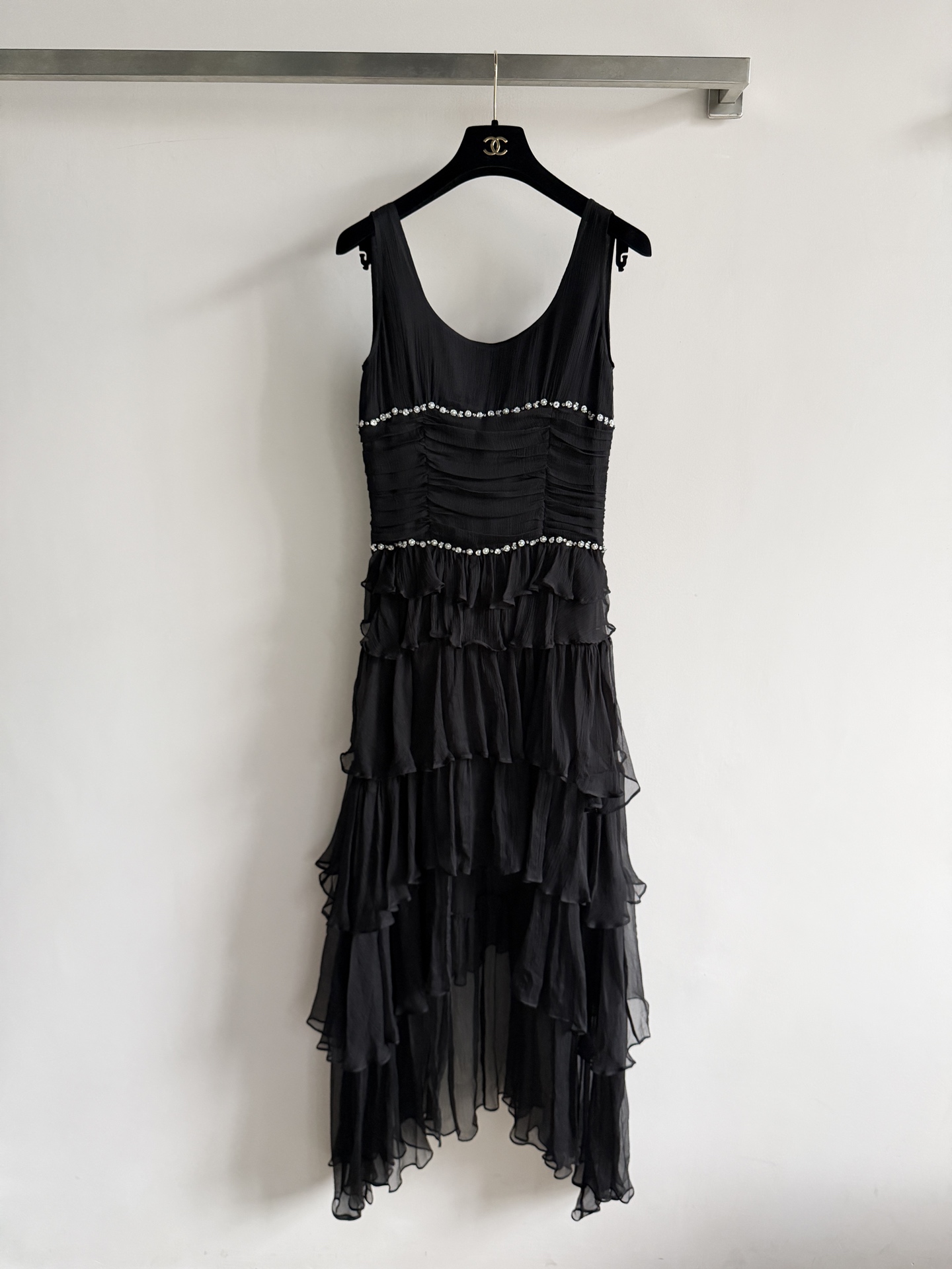 NO:899905,Chane*'s new black tiered dress has a sleeveless design, a simple and elegant U-shaped neckline, pleated waist and beading embellishment, and is full of sophistication. The multi-layered ruffle skirt is light and elegant, suitable for dinners, photos or formal occasions. The fabric is draped, black is low-key and high-end, and it is easy to create a romantic atmosphere. Paired with stiletto heels, it will directly enhance your elegant temperament!  Size36.38.40!  ,Chanel-clothing,chanel,chanel,high heels,skirts,19860909Chane*新款黑色层叠礼服裙,采用无袖设计,U型领口简约大方,腰部褶皱+钉珠点缀,精致感满满.多层荷叶边裙摆,轻盈飘逸,适合晚宴、写真或正式场合穿搭.面料垂顺,黑色低调高级,轻松拿捏浪漫氛围感.搭配细跟高跟鞋,优雅气质直接拉满！Size36.38.40！,香奈儿-服装,chanel,chanel,high heels,skirts,,Women's clothing