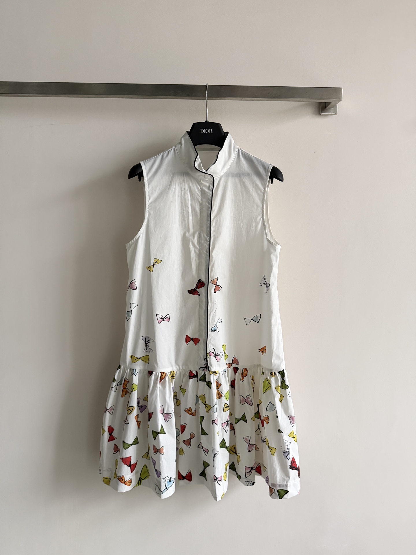 NO:899897,Dior*'s new white bow print sleeveless dress is here. The sweet little white dress is exclusive to sweet girls. It has a milky white background with a soft light filter, and is matched with all-over printed colorful bows. It has a playful and noble stand-up collar and sleeveless design, with a refreshing academic feel.  The placket is full of contrasting piping details, the ruffled A-line skirt is playful and age-reducing, and it has a smart atmosphere when walking. Pair it with white shoes for a girly style, and sandals for a vacation and casual feel. It is super versatile for daily wear SML-, Dior-clothing, dior, dior, sandals, skirts,19860909Dior*新款白色蝴蝶结印花无袖连衣裙甜妹专属的元气小白裙来啦自带柔光滤镜的奶白底色,搭配满印彩色蝴蝶结,俏皮又贵气立领无袖设计 自带清爽学院感 门襟撞色滚边细节感拉满,荷叶边A字裙摆俏皮减龄,行走间自带灵动氛围感,搭配小白鞋就是元气少女风,搭凉鞋就是度假休闲感,日常穿超百搭SML-,迪奥-服装,dior,dior,sandals,skirts,,Women's clothing