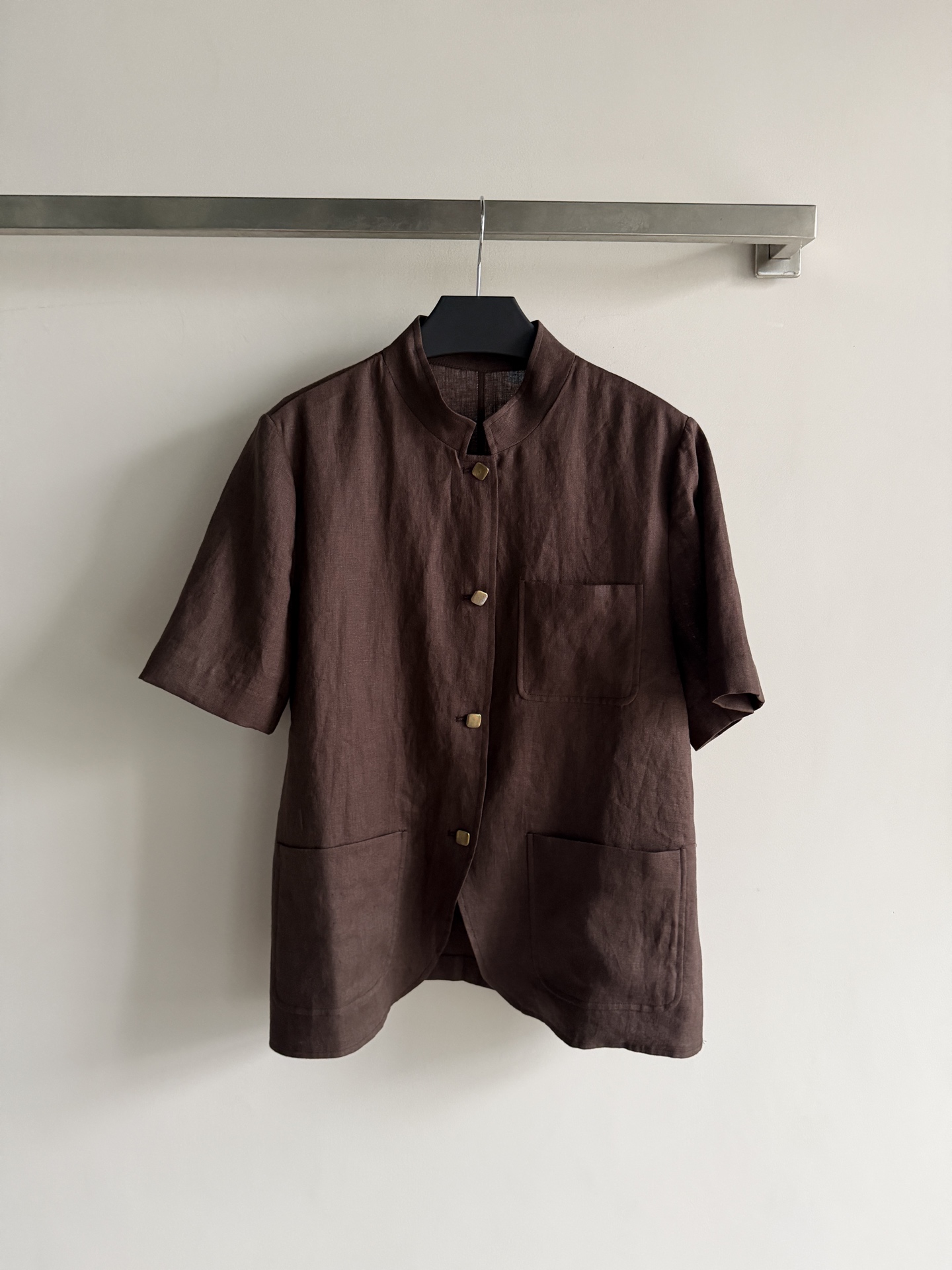 NO:899937,Loro Pian's latest linen short-sleeved Chinese collar top, officer collar style, gold buttons, single chest pocket + two flap pockets at the hem, dark brown/chocolate color. The fabric is linen, with a natural texture, breathable and not stuffy in summer. LP  The most ceremonial piece in the spring and summer series, suitable for commuting or slightly formal occasions. Pair it with linen wide-leg pants/shorts of the same color - the complete set is the most complete, with a relaxed old-money style. Pair it with white wide pants + loafers - the top is dark and light, clean and neat, and the first choice for commuting. Pair it with a dark skirt - more elegant, suitable for dates or light social occasions. SML, women's clothing, loro piana, loro  piana,loafers,skirts,shorts,T-shirt,19860909Loro Pian*新款亚麻短袖中式领上衣,军官领版型,金色纽扣,胸前单口袋+下摆两个翻盖口袋,深咖啡色/巧克力色.面料是亚麻,有自然的纹理感,夏天穿透气不闷.LP 春夏系列里仪式感最强的一件,适合通勤或稍微正式的场合.搭同色系亚麻阔腿裤/短裤——整套穿最有完整感,松弛老钱风拉满.搭白色宽裤+乐福鞋——上深下浅,干净利落,通勤首选.搭深色半裙——更偏优雅方向,约会或轻社交场合能穿.SML,女装,loro piana,loro piana,loafers,skirts,shorts,T-shirt,,Women's clothing