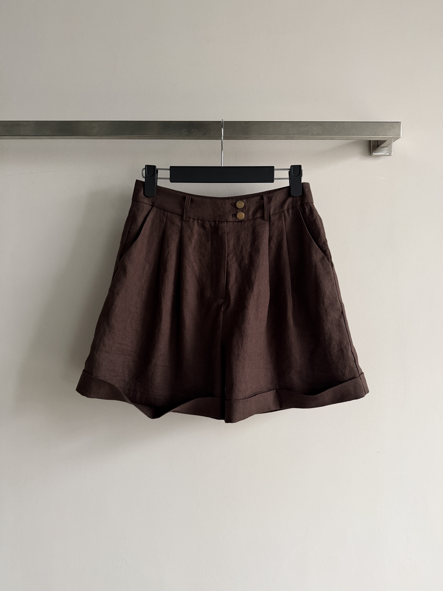 NO:899942,LoroPian*26 new linen shorts, carefully made of linen fabric, dark brown/chocolate color, fashionable temperament, must-have high-waisted shorts for summer wear, pleated design is smart and playful, tolerant of various body shapes, casual and easy when strolling/recommend a set to match SML, women's clothing, loro piana, shorts,19860909LoroPian*26新款亚麻短裤,采用亚麻面料精心打造,深棕色/巧克力色,时尚气质,夏日穿搭必备高腰短裤,褶裥设计灵动俏皮,包容各种身形,漫步间皆是随性洒脱/推存一套搭配SML,女装,loro piana,shorts,,Women's clothing