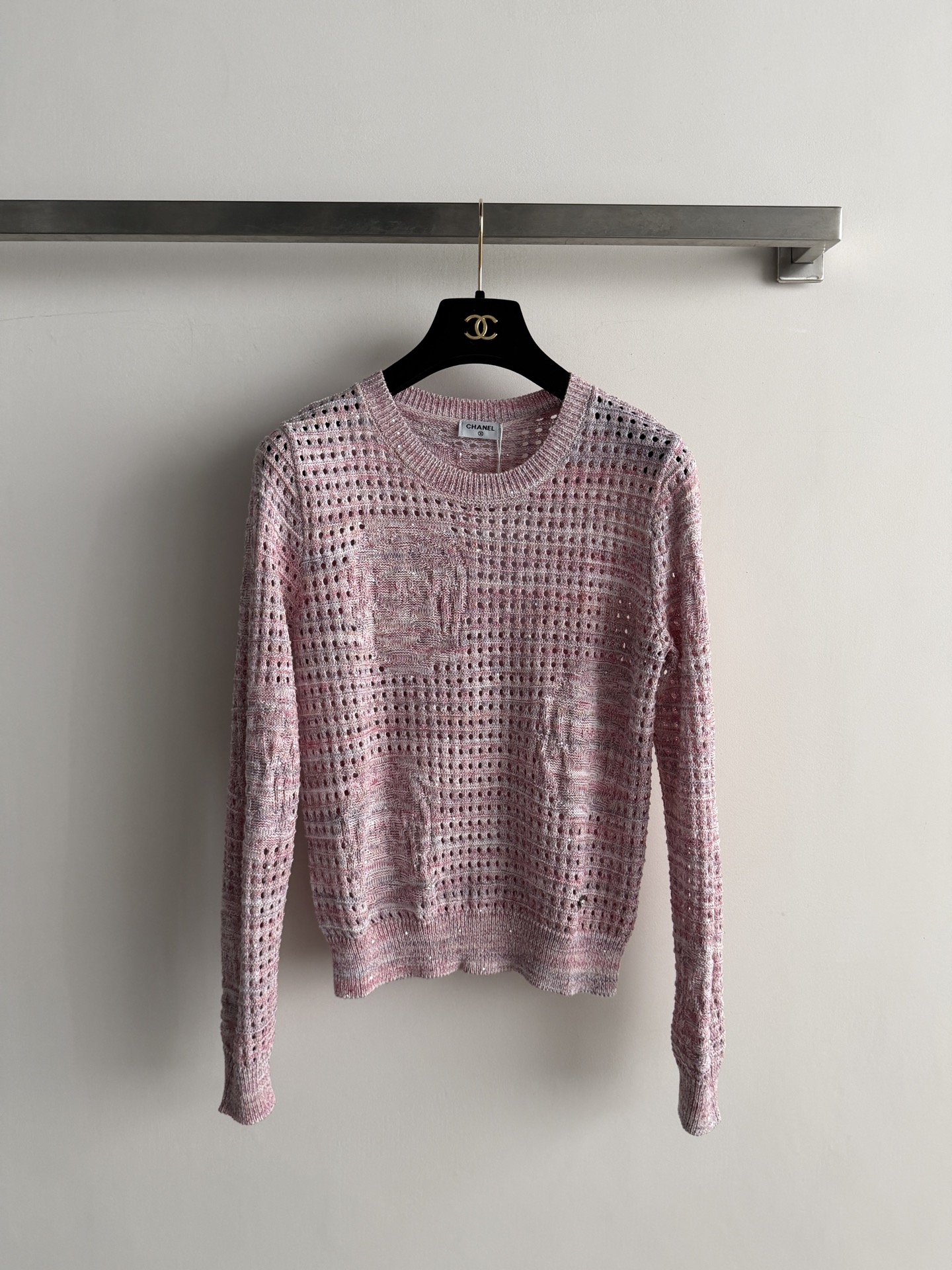 NO:910107,CHANE's latest new hollow knitted long-sleeved sweater. This sweater uses hollow knitting technology. It is light and breathable. It can be worn in autumn and winter. It is blended yarn and decorated with sequins. It is full of design. The round neck is simple and versatile, and the hollow grid texture adds layering. The cuffs and hem are more refined. It is OK for daily casual wear and paired with jeans or skirts. It is easy to create a fresh and casual style~SML,,chanel,skirts,jeans,sweaters,19860909CHANE*新款镂空针织长袖毛衣,这款毛衣采用镂空针织工艺,轻薄透气,秋冬可穿,混纺纱线,带点亮片装饰,设计感满满.圆领简约百搭,镂空网格纹理让层次感UP,袖口和下摆收口更显精致.日常休闲、搭配牛仔裤或半身裙都很OK,轻松打造清新随性风～SML,,chanel,skirts,jeans,sweaters,,Women's clothing