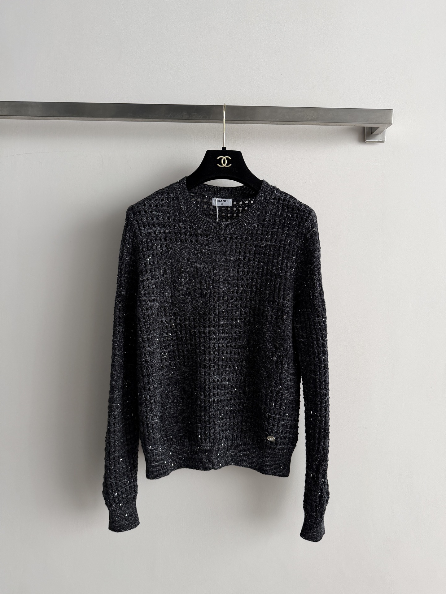 NO:900062,CHANE's latest new hollow knitted long-sleeved sweater. This sweater uses hollow knitting technology. It is light and breathable. It can be worn in autumn and winter. It is blended yarn and decorated with sequins. It is full of design. The round neck is simple and versatile, and the hollow grid texture makes the layering look better. The cuffs and hem  The cinch is more refined. It is OK for daily casual wear, paired with jeans or skirts, and can easily create a fresh and casual style ~ SML, Chanel-clothing, chanel, chanel, skirts, jeans, sweaters,19860909CHANE*新款镂空针织长袖毛衣,这款毛衣采用镂空针织工艺,轻薄透气,秋冬可穿,混纺纱线,带点亮片装饰,设计感满满.圆领简约百搭,镂空网格纹理让层次感UP,袖口和下摆收口更显精致.日常休闲、搭配牛仔裤或半身裙都很OK,轻松打造清新随性风～SML,香奈儿-服装,chanel,chanel,skirts,jeans,sweaters,,Women's clothing