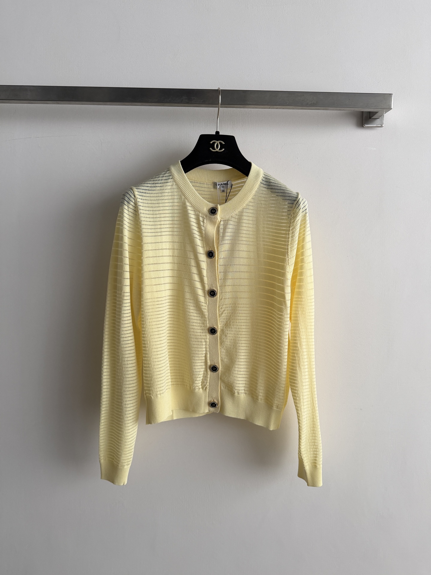 NO:910153,CHANE's latest long-sleeved knitted cardigan is light and breathable, suitable for spring, summer and autumn!  The round neck + exquisite button design makes it easy to put on and take off. The upper body is simple yet elegant and can be easily used for daily commuting and leisure. It looks great with a vest or dress. SML,,chanel,skirts,19860909CHANE*新款长袖针织开衫,轻薄透气,春夏秋季节穿都适合！圆领+精致纽扣设计,穿脱方便,上身简约不失优雅感日常通勤、休闲都能轻松驾驭,搭配背心或连衣裙都很出彩哦SML,,chanel,skirts,,Women's clothing