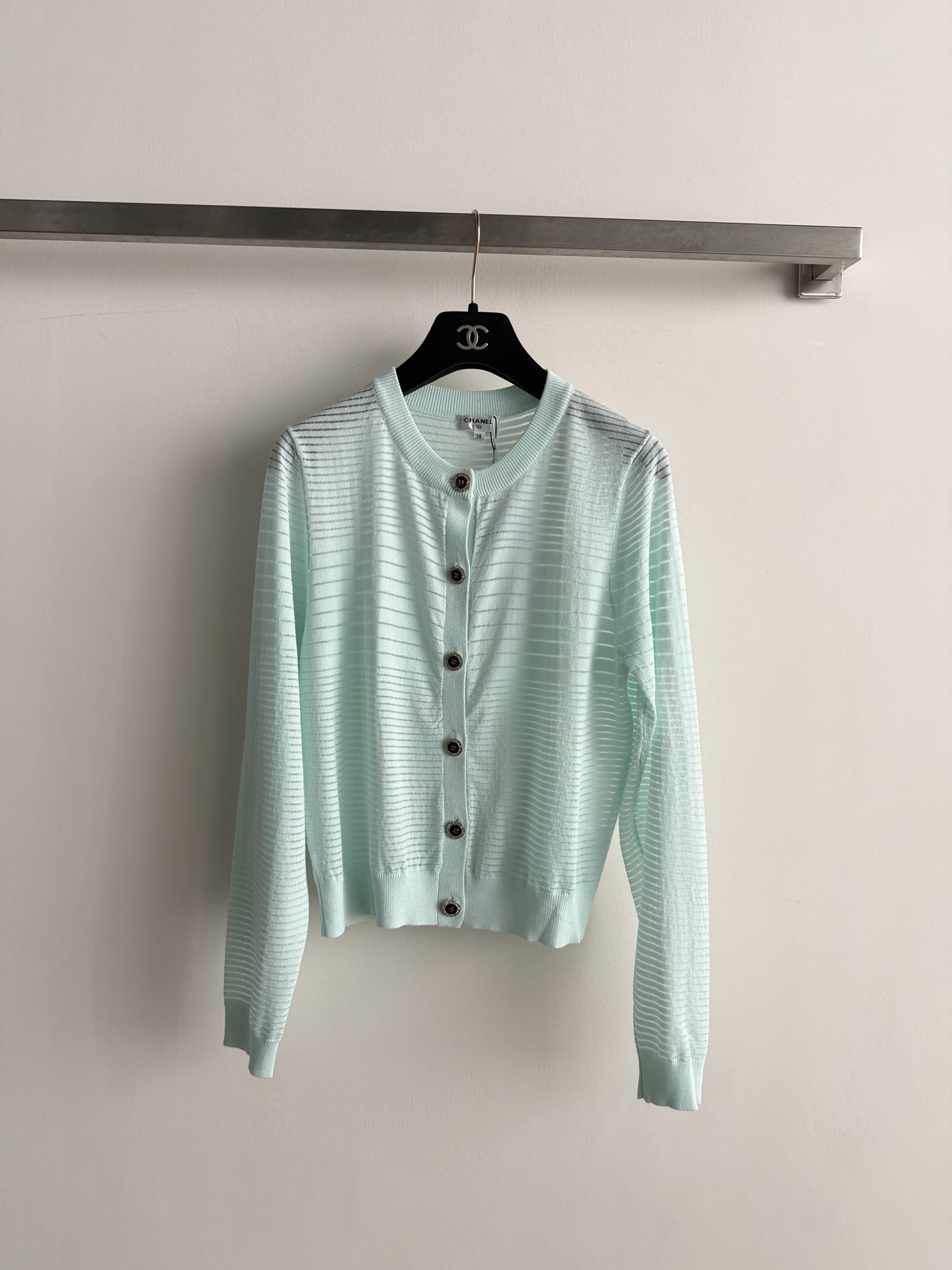 NO:900056,CHANE's latest long-sleeved knitted cardigan is light and breathable, suitable for spring, summer and autumn!  The round neck + exquisite button design makes it easy to put on and take off. The upper body is simple yet elegant and can be easily used for daily commuting and leisure. It looks great with a vest or dress. SML, Chanel-clothing, chanel, chanel, skirts,19860909CHANE*新款长袖针织开衫,轻薄透气,春夏秋季节穿都适合！圆领+精致纽扣设计,穿脱方便,上身简约不失优雅感日常通勤、休闲都能轻松驾驭,搭配背心或连衣裙都很出彩哦SML,香奈儿-服装,chanel,chanel,skirts,,Women's clothing