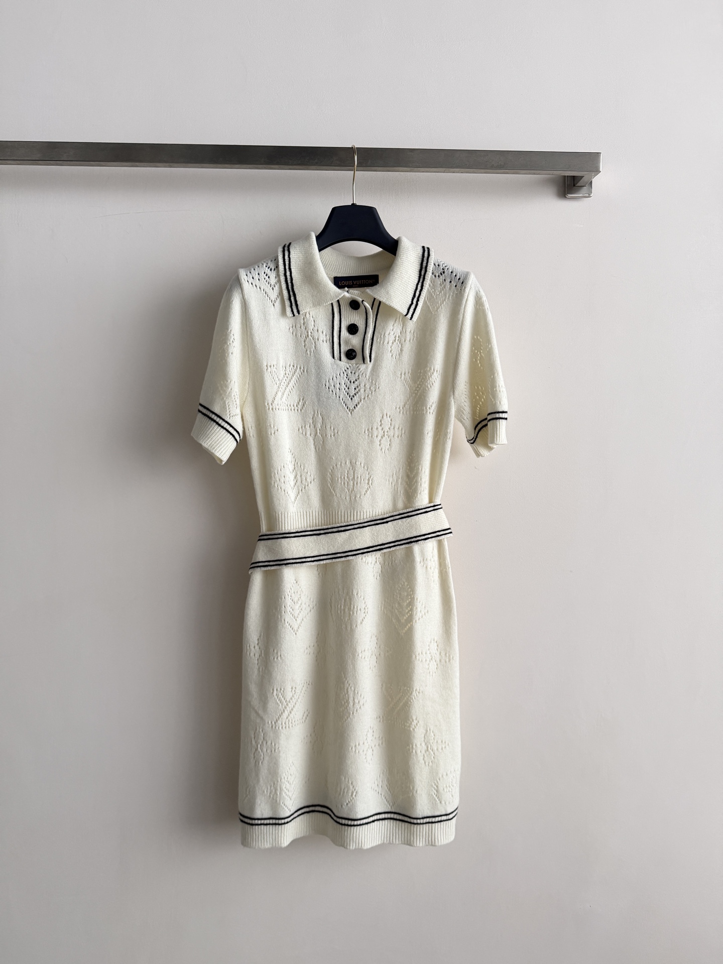 NO:900097,Louis Vuitto*26 nautical series knitted dress, classic contrasting lapels and waist design, the whole skirt is embellished with logo jacquard, with button belt decoration, full of details and design, the wool is of good quality, the upper body is slim and modified, the ladylike style SML-, Louis Vuitton-clothing, louis vuitton, louis vuitton, skirts,19860909Louis Vuitto*26航海系列针织连衣裙,经典撞色翻领收腰设计,整件裙子满logo提花点缀,搭配纽扣腰带装饰,细节与设计感满满,羊毛 品质杠杠好,上身显瘦修饰身材线条,名媛气质款SML-,路易威登-服装,louis vuitton,louis vuitton,skirts,,Women's clothing