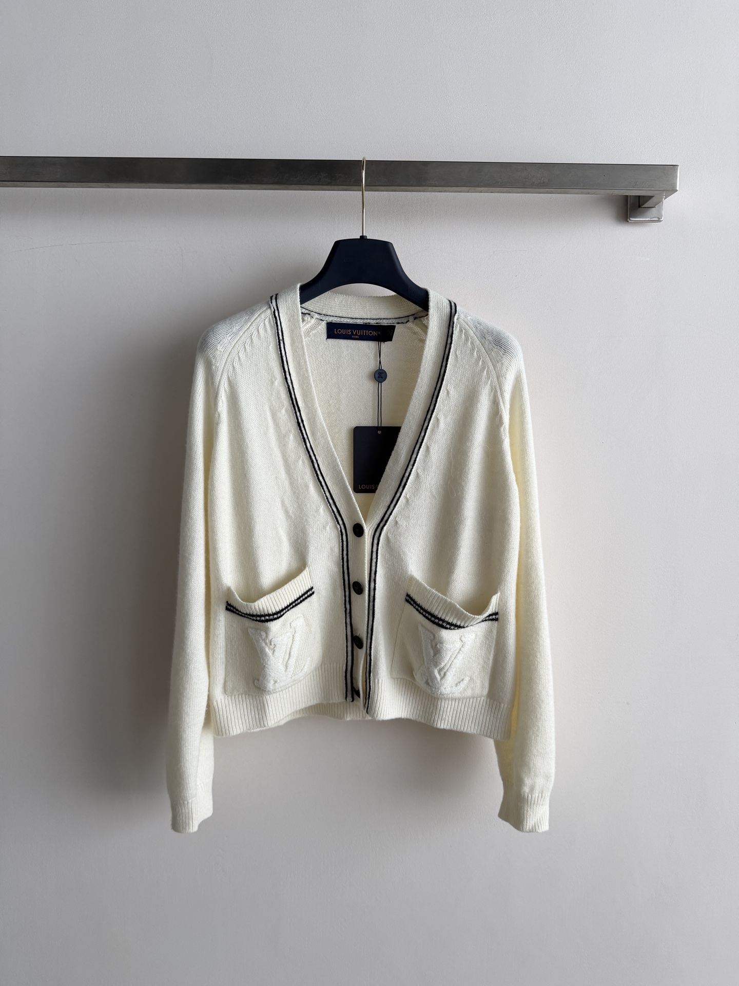 NO:900091,Louis Vuitto*26 nautical series knitted cardigan wool, high quality, creamy white main tone + black contrasting stripes, simple and elegant, LV embroidery on the chest is very recognizable, loose version, suitable for layering or wearing alone in autumn and winter, and can be easily used for commuting and leisure!  The same style as Jun Ji-hyun, hotly discussed in the fashion circle, perfect quality, fashionable essence must be in SML-, Louis Vuitton-clothing, louis vuitton, louis vuitton, louis vuitton,19860909Louis Vuitto*26航海系列针织开衫羊毛 品质杠杠好奶白色主调＋黑色撞边条纹,简约优雅,胸前LV刺绣超有辨识度 宽松版型,秋冬叠穿或单穿都很OK,通勤休闲都能轻松驾驭！全智贤同款,时尚圈热议,质感满分,时髦精必入SML-,路易威登-服装,louis vuitton,louis vuitton,louis vuitton,,Women's clothing