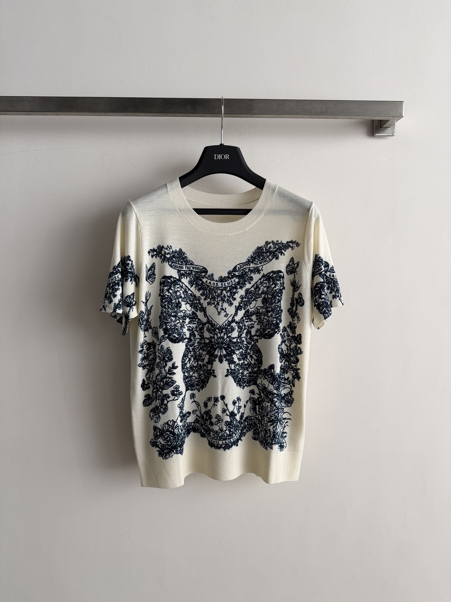NO:900045,Dio*'s new butterfly short-sleeved sweater is made of high-quality wool fabric, soft and comfortable. The beige background is embellished with floral and butterfly patterns. It is a very recognizable regular fit. It is very tolerant and looks great with jeans or casual pants. It can easily create a sense of fashion. Wearing it is a symbol of taste and personality!  SML,Dior-clothing,dior,dior,jeans,T-shirt,19860909Dio*新款蝴蝶短袖针织衫,采用高品质羊毛面料,柔软舒适,米色底色点缀花卉蝴蝶图案超有辨识度常规版型,包容性强,随便搭牛仔裤或休闲裤都很出彩,轻松打造时尚感.穿上就是品味与个性的象征！SML,迪奥-服装,dior,dior,jeans,T-shirt,,Women's clothing