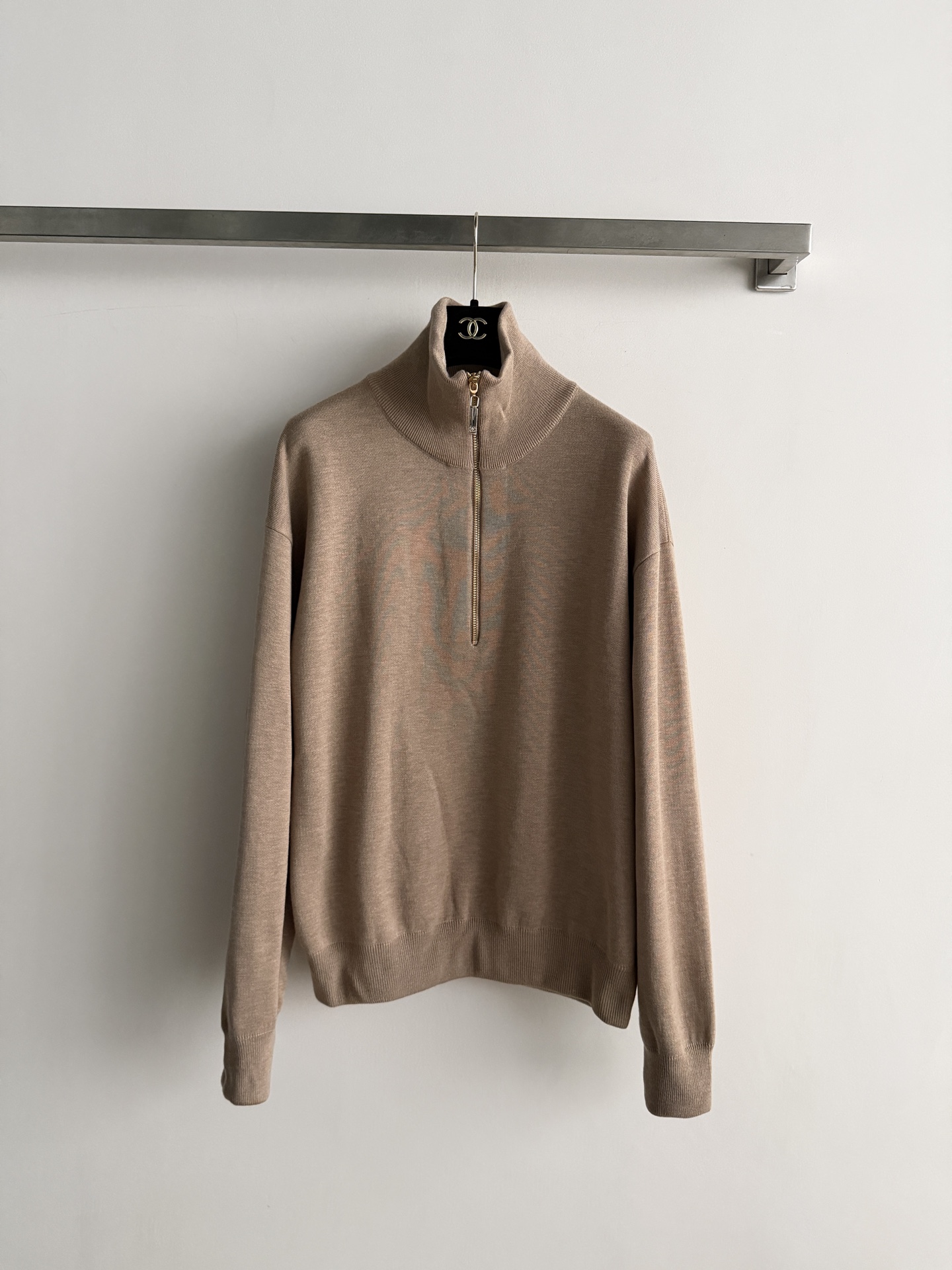NO:910900,Chane*26A new half-zip stand-collar knitted sweatshirt, camel/black two colors!  Dropped shoulders, loose fit, golden half-zipper design. Jennie wears the same style at the airport with light blue straight jeans and loafers - a replica of Jennie's airport look, which is relaxed, casual and sophisticated, and can be worn on daily commutes and out on the street. Pair it with a white T for layering - open the half-zip to reveal the inner outfit, and the sense of layering comes out instantly. SML, chanel, loafers, hoodie, sweatshirts, jeans,19860909Chane*26A新款半拉链立领针织卫衣,驼色/黑色 两个颜色！落肩宽松版型,金色半拉链设计.Jennie 机场同款搭浅蓝直筒牛仔裤+乐福鞋——Jennie那套机场look的翻版,松弛随性又精致,日常通勤出街都能穿.内搭白T做叠穿——半拉链拉开露出内搭,层次感一下就出来了SML,,chanel,loafers,hoodie,sweatshirts,jeans,,Women's clothing