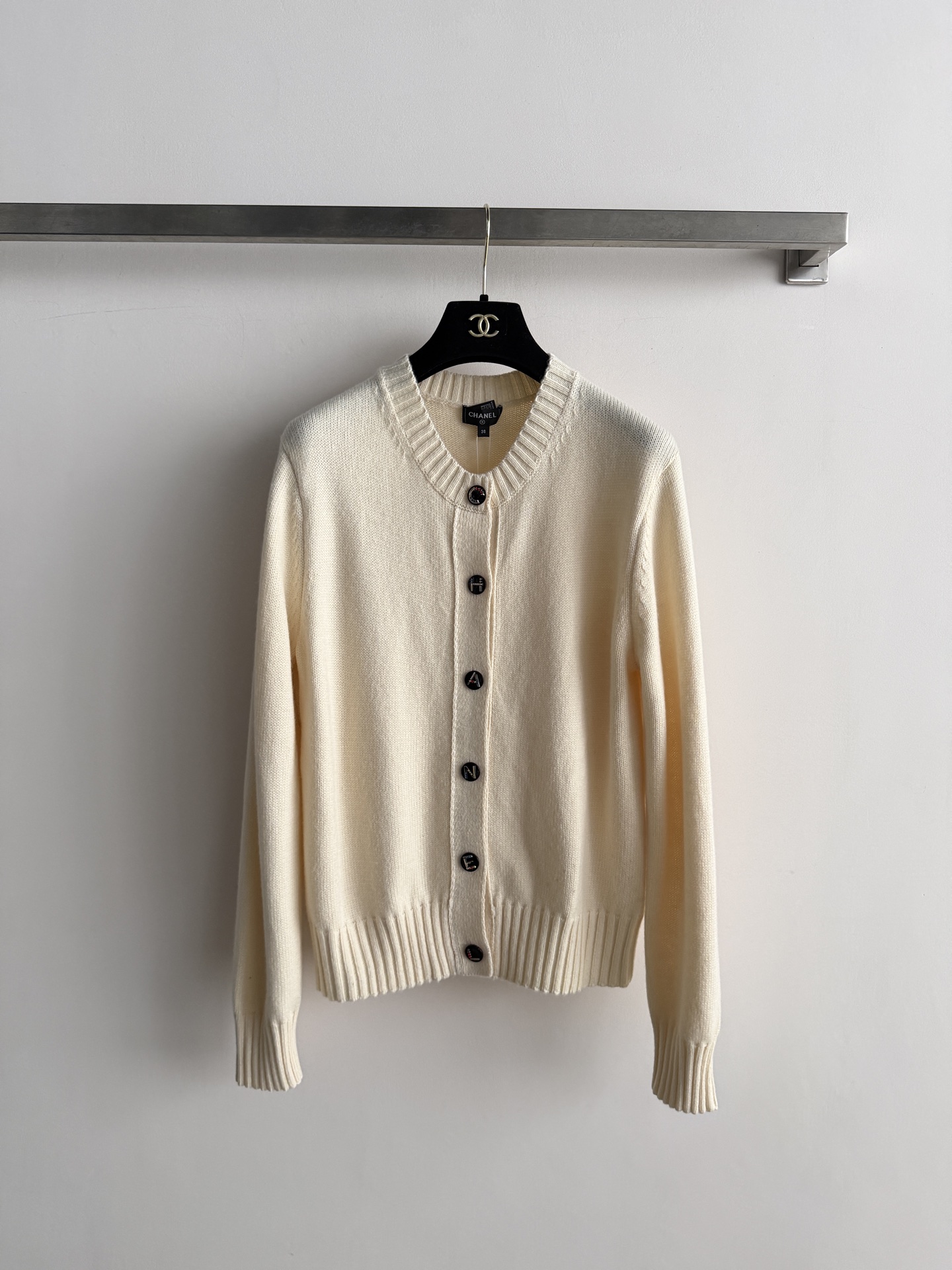 NO:901680,Chane* new knitted cardigan. Round neck, long sleeves, black buttons on the placket embroidered with 'CHANEL' letters respectively, full of details. The fabric is fine jersey, soft and delicate texture. Short slim fit, good proportion with high-waisted pants or skirts. Breathable as a single wear in spring and autumn, also suitable as a thin coat. Two-color SML, Chanel - clothing, chanel, chanel, skirts, jackets & coats,19860909Chane*新款针织开衫.圆领长袖,门襟黑色纽扣分别绣着'CHANEL'字母,细节感拉满.面料是细密平针针织,质感柔软细腻.短款修身版型,搭高腰裤或半裙比例很好.春秋单穿透气,做薄外套也合适.两色SML,香奈儿-服装,chanel,chanel,skirts,jackets & coats,,Women's clothing
