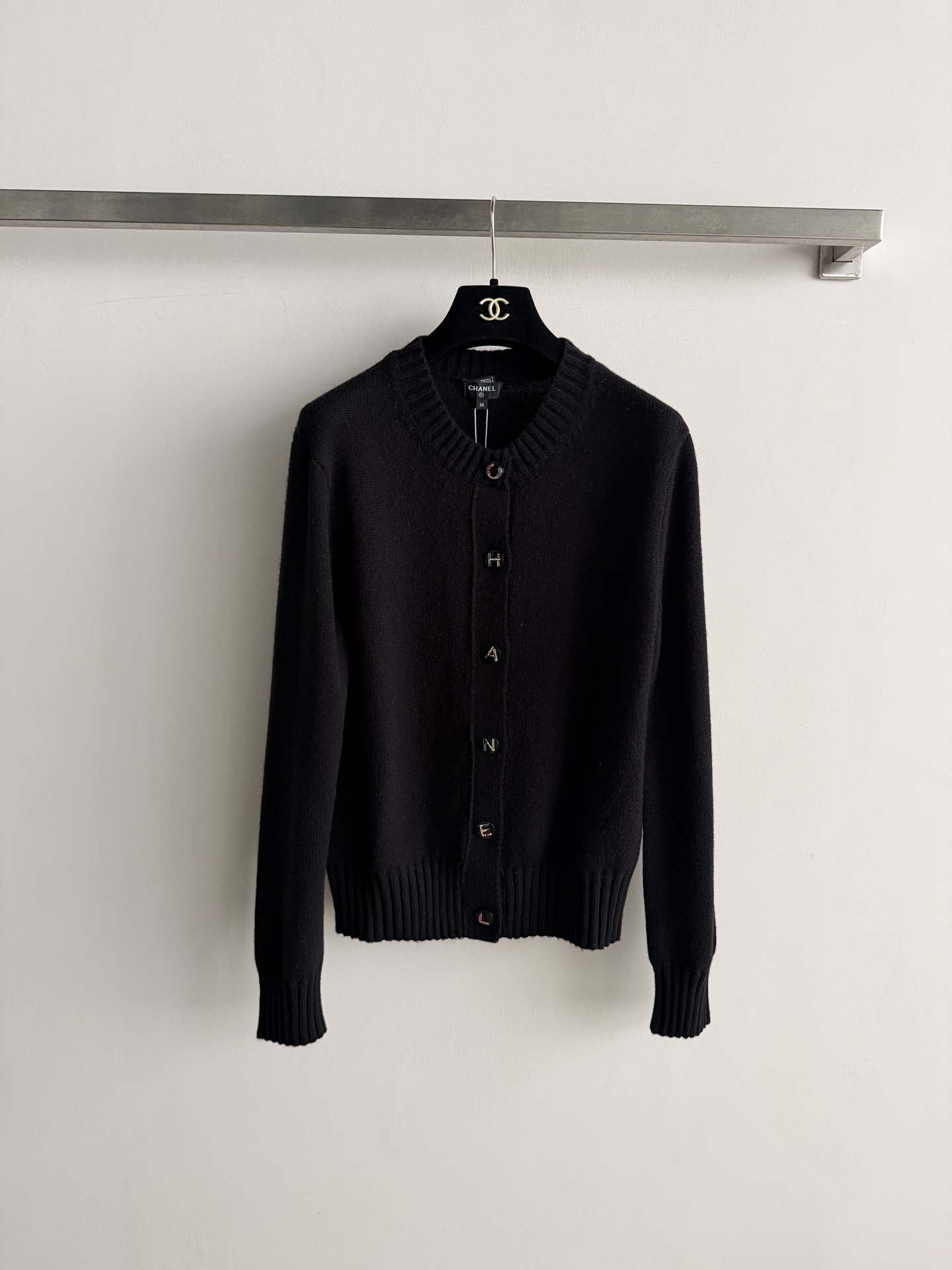 NO:901692,Chane* new knitted cardigan. Round neck, long sleeves, black buttons on the placket embroidered with 'CHANEL' letters respectively, full of details. The fabric is fine jersey, soft and delicate texture. Short slim fit, good proportion with high-waisted pants or skirts. Breathable as a single wear in spring and autumn, also suitable as a thin coat. Two-color SML, Chanel - clothing, chanel, chanel, skirts, jackets & coats,19860909Chane*新款针织开衫.圆领长袖,门襟黑色纽扣分别绣着'CHANEL'字母,细节感拉满.面料是细密平针针织,质感柔软细腻.短款修身版型,搭高腰裤或半裙比例很好.春秋单穿透气,做薄外套也合适.两色SML,香奈儿-服装,chanel,chanel,skirts,jackets & coats,,Women's clothing