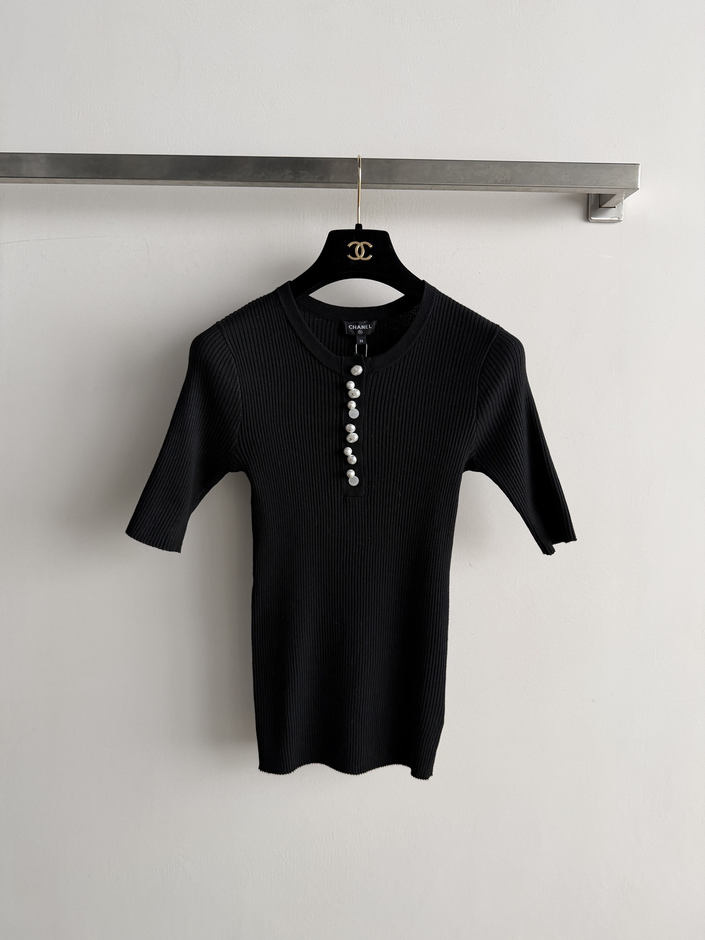 NO:901676,Chane* black ribbed knitted top. Round neck and mid-sleeves, close-fitting design, pearl buttons at the placket, ribbed knitted fabric with full sense of sophistication. Paired with denim wide-leg pants for a casual and neat look. Paired with a skirt, it is elegant and good-looking. The black color is versatile and not attractive, and the pearl buttons enhance the sense of sophistication. It is breathable in summer, fashionable and simple SML, Chanel - Clothing, chanel, chanel, skirts,19860909Chane*黑色罗纹针织上衣.圆领中袖贴身设计,门襟珍珠纽扣,精致感满满竖纹罗纹针织面料,搭配牛仔阔腿裤随性利落,搭半裙气质优雅好看.黑色百搭不挑人,珍珠纽扣提升精致感,夏天穿透气,时尚简约SML,香奈儿-服装,chanel,chanel,skirts,,Women's clothing