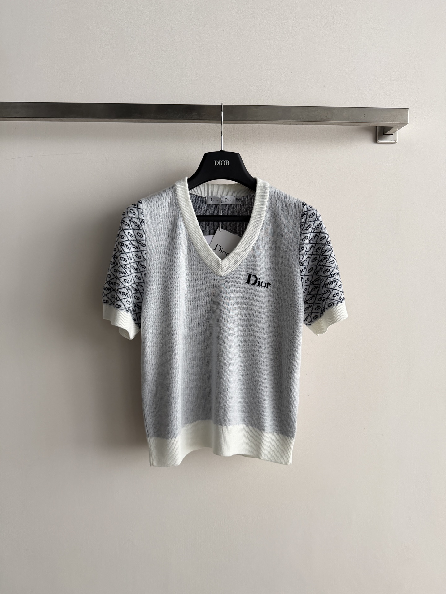 NO:910881,Dio*'s new spliced ​​short-sleeved sweater, V-neck design, ribbed collar cuffs and hem. The sleeves are spliced ​​with CD jacquard letters arranged in a diamond pattern, which is highly recognizable. 'Dior' is embroidered on the chest. Regular fit, breathable as a single wear in summer, and can be worn neatly with jeans or wide-leg pants. SML,, dior, jeans, T-shirt,19860909Dio*新款拼接短袖针织衫,V领设计,罗纹领口袖口和下摆.袖子拼接字母菱格排列CD提花,辨识度高.胸前刺绣'Dior'字样.常规版型,夏天单穿透气,搭牛仔裤或阔腿裤都利落.SML,,dior,jeans,T-shirt,,Women's clothing
