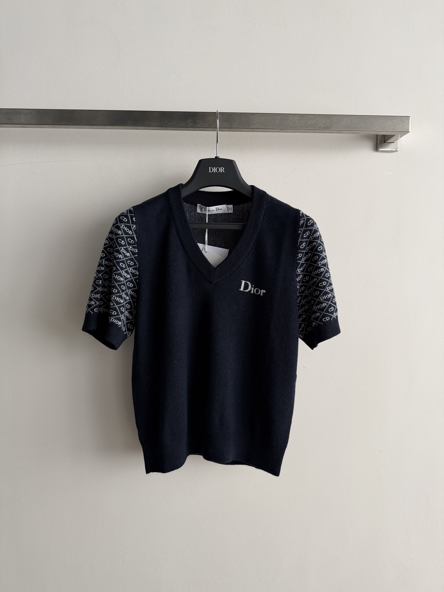 NO:901670,Dio*'s new spliced ​​short-sleeved sweater, V-neck design, ribbed collar cuffs and hem. The sleeves are spliced ​​with CD jacquard letters arranged in a diamond pattern, which is highly recognizable. The word 'Dior' is embroidered on the chest. Regular fit, breathable as a single wear in summer, and can be worn neatly with jeans or wide-leg pants. SML, Dior-clothing, dior, dior, jeans, T-shirt,19860909Dio*新款拼接短袖针织衫,V领设计,罗纹领口袖口和下摆.袖子拼接字母菱格排列CD提花,辨识度高.胸前刺绣'Dior'字样.常规版型,夏天单穿透气,搭牛仔裤或阔腿裤都利落.SML,迪奥-服装,dior,dior,jeans,T-shirt,,Women's clothing