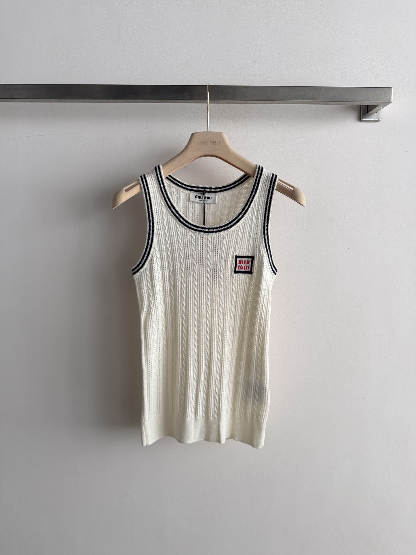 NO:901653,Miu Mi* beige braided knitted vest. Simple round neck, vertical striped braided throughout, soft and delicate texture. Black pinstripe design on the collar and cuffs, square woven logo badge on the left chest. The regular version is not body-selective, suitable for wearing alone or layered in summer, and looks good with jeans or skirts. SML, Miu Miu-clothing, miumiu, skirts, jeans,19860909Miu Mi*米色麻花纹针织背心.简约圆领,整件竖条纹麻花编织,质感薄软细腻.领口和袖口黑色细条纹设计,左胸方形织标徽章.常规版型不挑身材,夏天单穿或者叠搭都适合,搭牛仔裤或半裙都好看.SML,缪缪-服装,miumiu,skirts,jeans,,Women's clothing