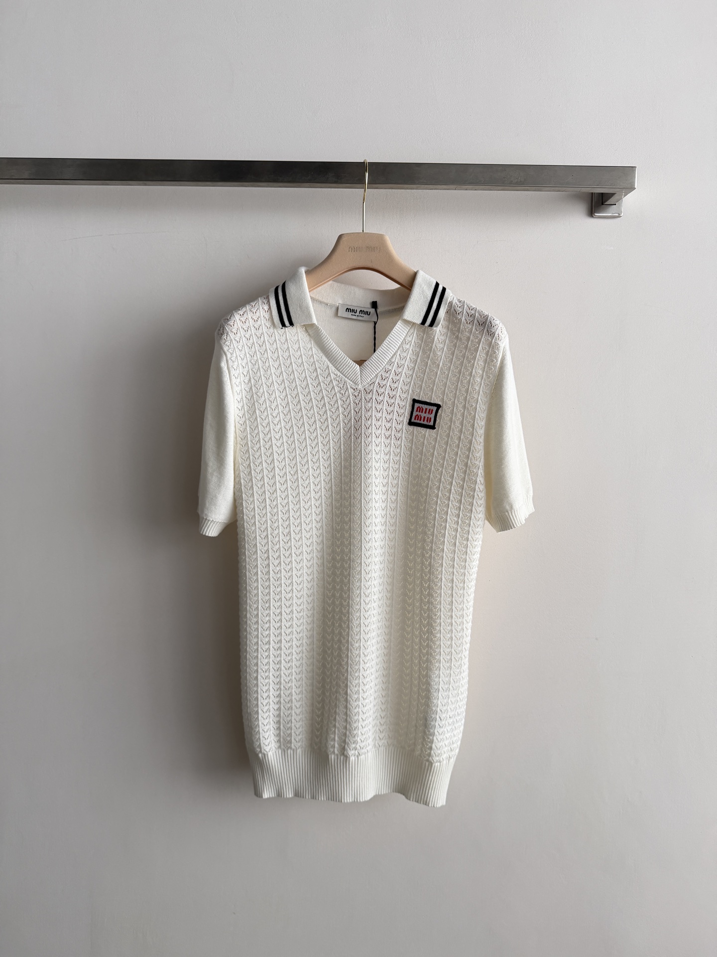 NO:901659,Miu Mi* new beige hollow knitted Polo shirt. V-neck short sleeves, black stripe decoration on the edge of the lapel, square woven label badge on the left chest - 'miu miu' in red and white on a black background. The whole piece is jacquard hollow knitted, breathable and textured. It is breathable and refreshing to wear alone in summer and looks good with jeans or skirts. SML, Miu Miu-clothing, miumiu, skirts, jeans, T-shirt,19860909Miu Mi*新款米色镂空针织Polo衫.V领短袖,翻领边缘黑色条纹装饰,左胸方形织标徽章——黑底红白'miu miu'字样.整件提花镂空编织,透气有肌理感.夏天单穿透气清爽,搭牛仔裤或半裙都好看.SML,缪缪-服装,miumiu,skirts,jeans,T-shirt,,Women's clothing
