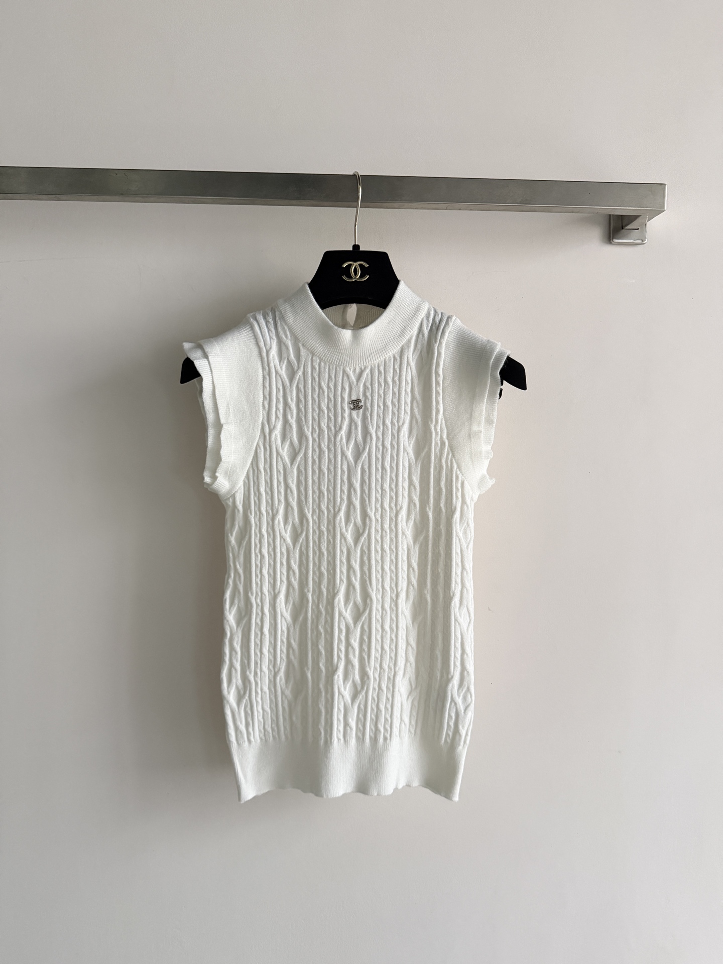 NO:911688,CHANE*'s new knitted vest/slim version, the three-dimensional pattern woven with thick needles is very textured, and a small metal logo is designed. The overall style is a retro literary route. The temperament of a lady is elegant, 3 colors SML,,chanel,19860909CHANE*新款针织背心/修身版型,粗针编织的立体花纹很有质感,设计个小金属logo,整体走的是复古文艺路线.名媛气质高雅,3色SML,,chanel,,Women's clothing