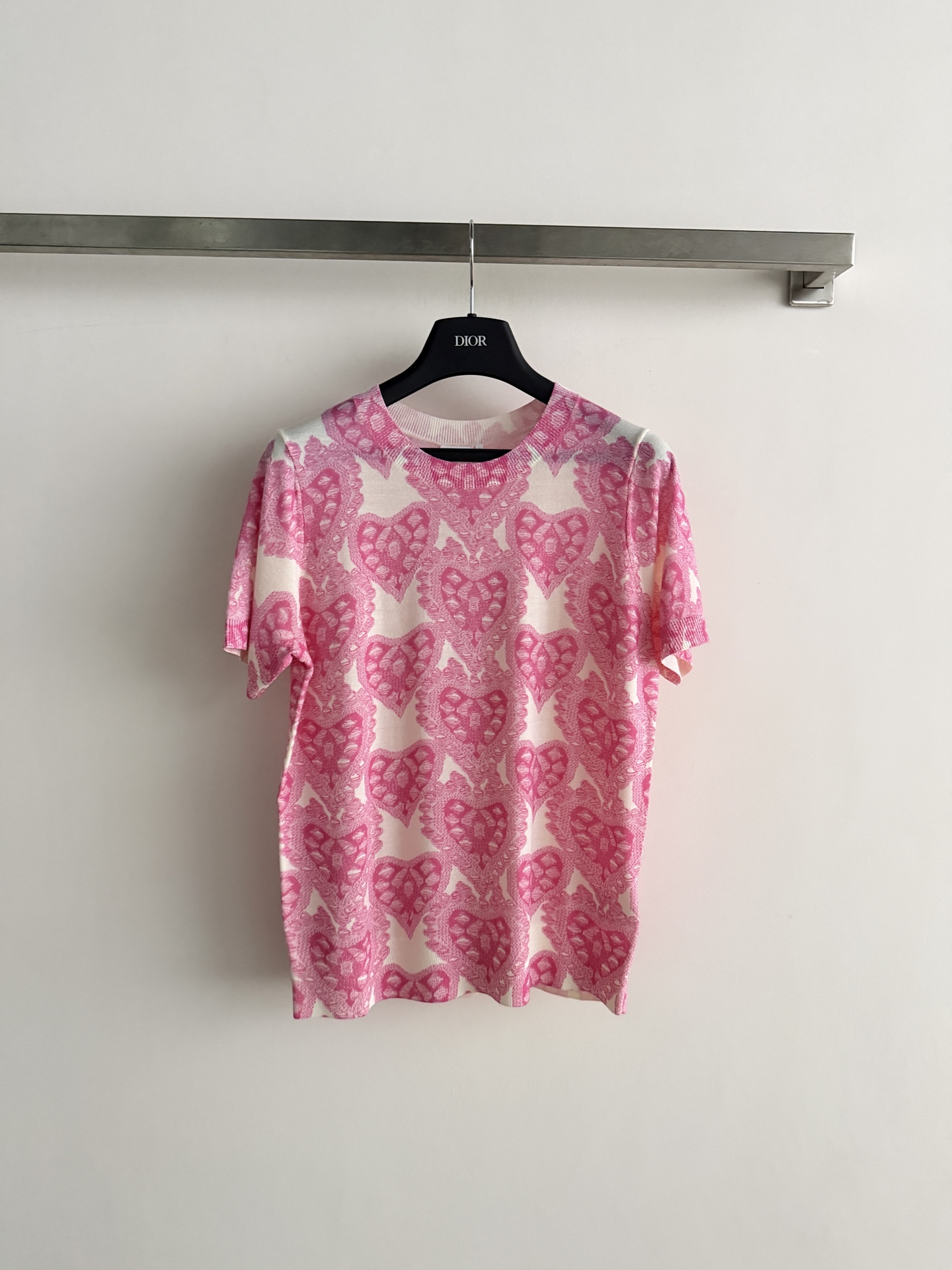 NO:911681,DIO*'s new pink love-printed short-sleeved sweater, round neck regular fit, with pink love patterns printed all over the body, the fabric is light and breathable, very cool to wear in summer. Pink and tender SML, dior, T-shirt,19860909DIO*新款粉色爱心印花短袖针织衫,圆领常规版型,全身印满了粉色爱心图案,面料轻薄透气,夏天穿很凉快.粉粉嫩嫩的SML,,dior,T-shirt,,Women's clothing
