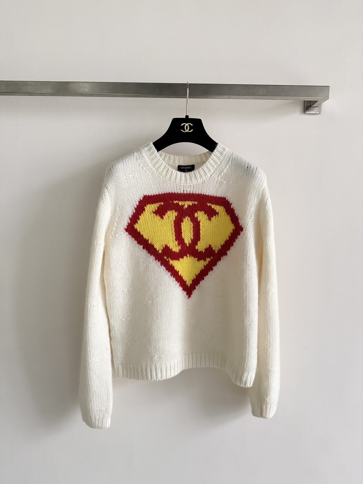 NO:901794,Chane*2026 Early Autumn 26A Series Superman Sweater, beige with red and yellow contrast jacquard, with Superman logo + double C Logo in the center, fun and recognizable. Soft and thick, super warm to wear in autumn and winter!  The loose shoulder cut is comfortable and tolerant. It looks great when worn alone or layered with shirts. It can easily create a casual fashion sense. It is a popular item this season!  SML,Chanel-clothing,chanel,chanel,sweaters,shirts,19860909Chane*2026早秋26A系列超人毛衣,米色搭配红黄撞色提花,中央是超人标志+双C Logo,趣味又有辨识度.柔软厚实,秋冬穿超暖！宽松落肩剪裁,舒适包容,单穿或叠搭衬衫都很出彩,轻松打造随性时尚感,是本季爆款单品 ！SML,香奈儿-服装,chanel,chanel,sweaters,shirts,,Women's clothing
