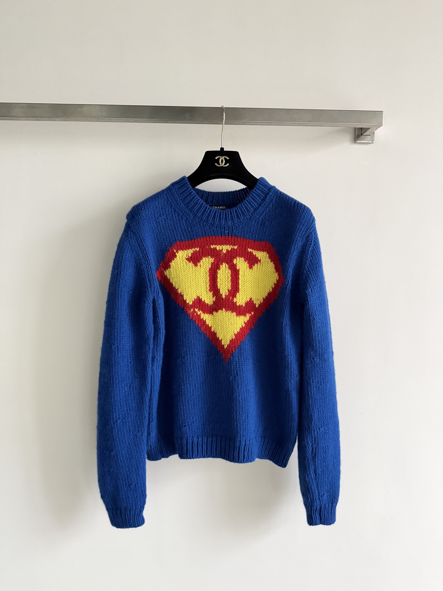 NO:901801,Chane*2026 Early Autumn 26A Series Superman Sweater, the main color is Klein blue, with red and yellow contrast jacquard, the center is the Superman logo + double C Logo, it is fun and recognizable. Soft and thick, super warm to wear in autumn and winter!  The loose shoulder cut is comfortable and tolerant. It looks great when worn alone or layered with shirts. It can easily create a casual fashion sense. It is a popular item this season!  SML,Chanel-clothing,chanel,chanel,sweaters,shirts,19860909Chane*2026早秋26A系列超人毛衣,主色克莱因蓝,搭配红黄撞色提花,中央是超人标志+双C Logo,趣味又有辨识度.柔软厚实,秋冬穿超暖！宽松落肩剪裁,舒适包容,单穿或叠搭衬衫都很出彩,轻松打造随性时尚感,是本季爆款单品 ！SML,香奈儿-服装,chanel,chanel,sweaters,shirts,,Women's clothing