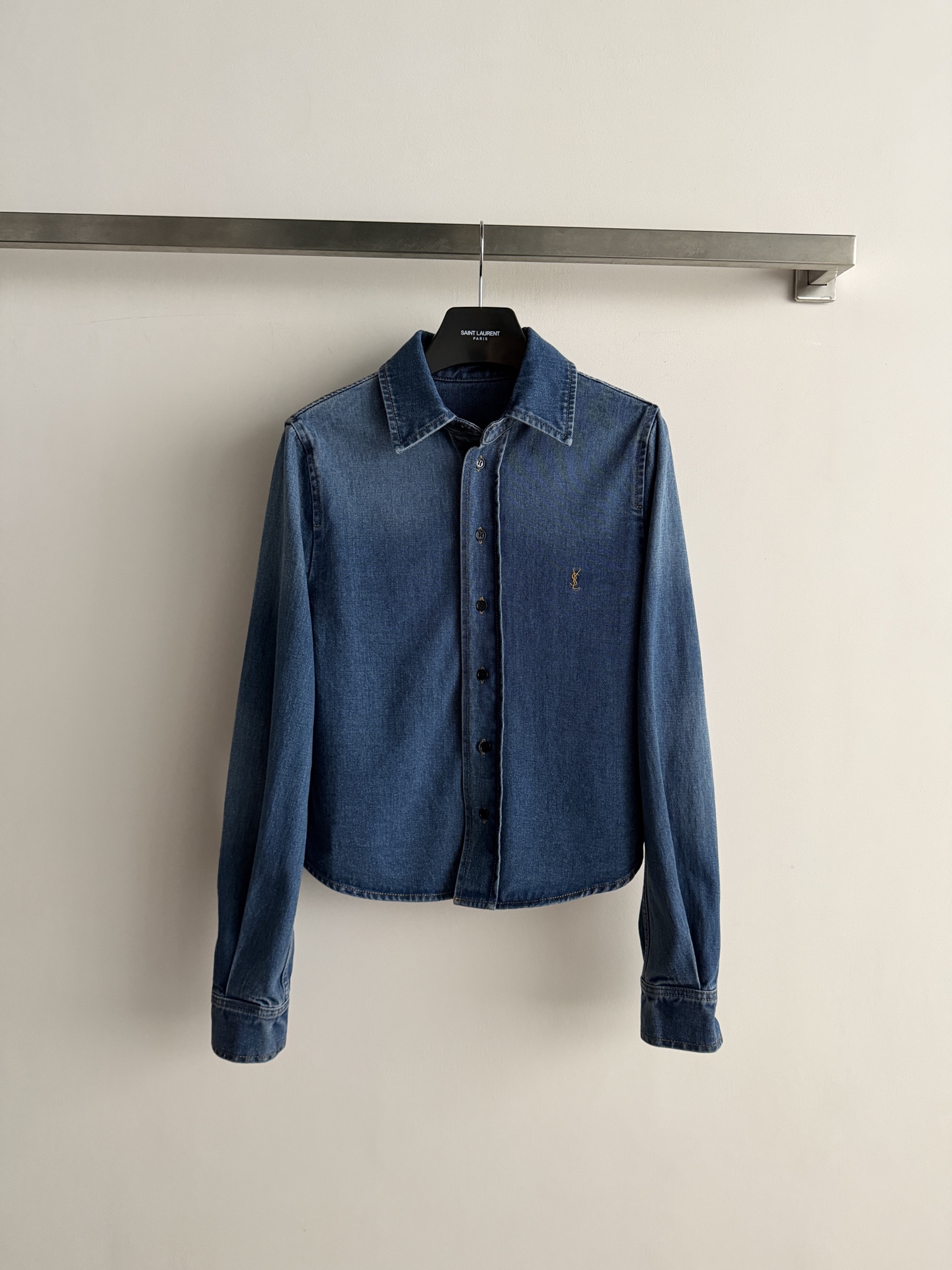 NO:901857,SaintLauren*'s new autumn and winter denim shirt really has 'effortless elegance' welded to the body. The classic dark blue washed denim blue comes with a retro filter. It is not a rigid industrial blue, but a soft mist tone with an old feel, like the relaxed feeling that came out of Paris street photography in the 1990s. The low-key embroidered logo on the chest is not noticed unless you look carefully. This kind of 'people who know it, they will understand it' details are the essence of luxury brands!  The pattern is really amazing!  The slightly tapered cut just hides the little flesh, and won't weigh you down like an oversized one. Roll up the cuffs to reveal a little bit of the denim lining. Pair it with high-waisted jeans and a brown belt. The waistline is directly raised by 10cm. The proportions are so good!  Whether it is worn alone as a shirt, or layered under a coat to reveal the collar, the autumn and winter atmosphere is instantly filled. SML, Saint Laurent-clothing, saint laurent, saint laurent, versace, jeans, shirts,19860909SaintLauren*秋冬新款牛仔衬衫,真的把「毫不费力的贵气」焊在身上了经典的深蓝水洗牛仔蓝自带复古滤镜,不是死板的工业蓝,是带着做旧感的柔雾调,像从90年代巴黎街拍里走出来的松弛感.胸口低调的刺绣小标,不仔细看都没发现,这种“懂的人自然懂”的细节才是奢牌的精髓啊！版型真的绝了！微收的剪裁刚好藏住小肉肉,不会像oversize那样压个子,卷个袖口露出一点牛仔内里,搭配高腰牛仔裤,再系上棕色皮带,腰线直接拉高10cm,比例好到犯规！不管是单穿当衬衫,还是叠穿在大衣里露出领口,秋冬的氛围感一下就拉满了ＳＭＬ,圣罗兰-服装,saint laurent,saint laurent,versace,jeans,shirts,,Women's clothing
