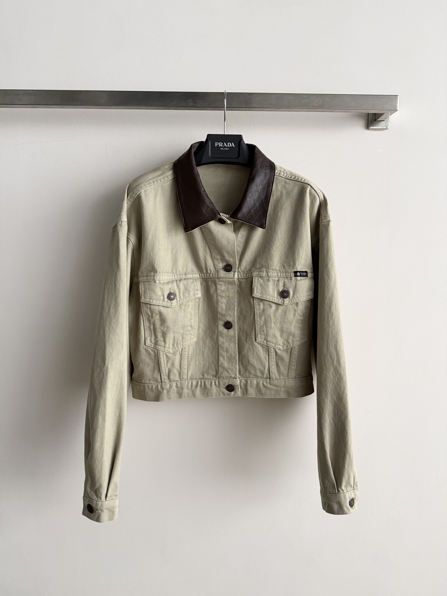 NO:901820,Prada*'s new Barn style leather collar jacket uses a washing process to make the fabric soft and breathable. It is spliced ​​with dark leather lapels to enhance the texture ~ a short version design with a retro workwear feel, double front flap pockets, practical and stylish. It is super comfortable for daily wear in autumn and winter. Just wear it with jeans or casual pants, and easily get the modern retro style SML-, Prada-clothing, prada, prada, jeans, jackets & coats,19860909Prada*新款巴恩风皮领夹克采用水洗工艺 让面料柔软透气 拼接深色皮质翻领提升质感～复古工装感满满短款版型设计,正面双翻盖口袋,实用又有型 日常穿搭超舒适秋冬季节随便搭牛仔裤or休闲裤,轻松get摩登复古风SML-,普拉达-服装,prada,prada,jeans,jackets & coats,,Women's clothing