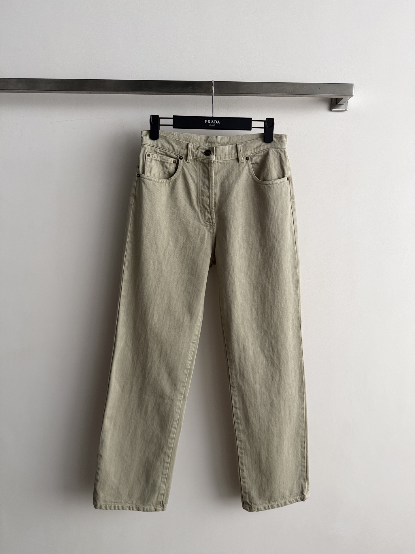 NO:901828,Prada*’s new trousers are made of soft washed fabrics, which are comfortable and drapey. They are very suitable for the early autumn season with high-waisted straight legs to modify the shape of the legs. They are neat and not dragging. They are slim and tall. The colors are versatile and can be worn with any skin tone. They are ok with T-shirts, shirts or sweaters. They can be easily controlled for commuting and leisure. The fabric has good elasticity and is stress-free for squatting. It is practical and fashionable. It is a must-have item in the wardrobe. SML-, Prada-clothing, prada, prada, shirts, tees, t-shirt,19860909Prada*新款裤子采用柔软洗水面料,穿着舒适又有垂感,早秋季节超适合高腰直筒设计修饰腿型,利落不拖沓 显瘦又显高颜色百搭不挑肤色,随便搭T恤、衬衫或针织衫都很ok～通勤休闲都能轻松驾驭~面料弹力好,蹲坐无压力,实用又时髦,是衣橱必备单品SML-,普拉达-服装,prada,prada,shirts,tees，t-shirt,,Women's clothing