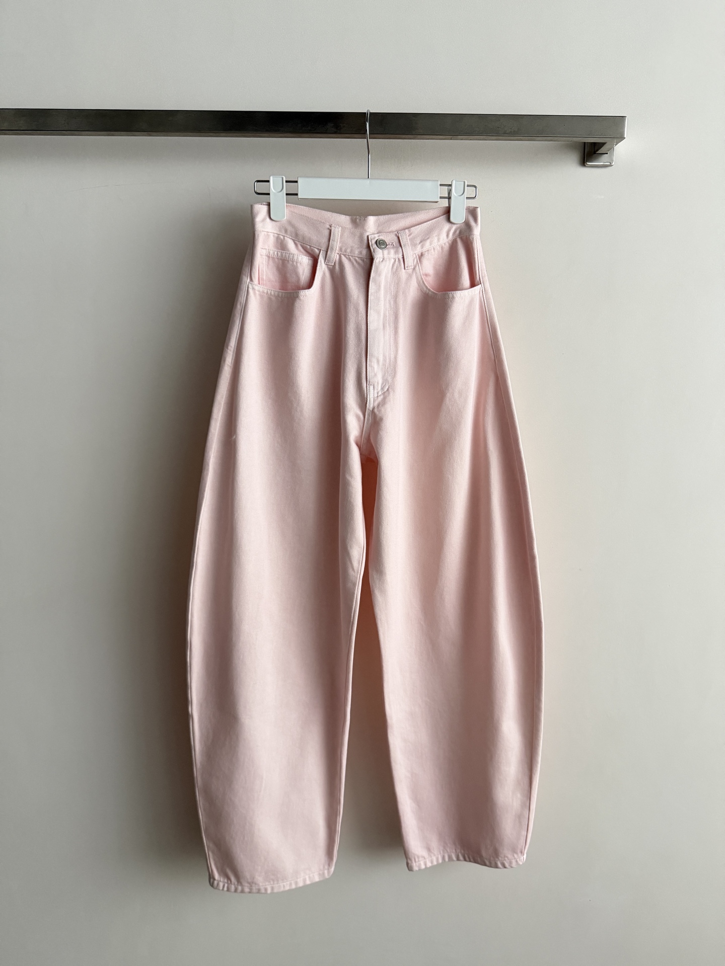 NO:901836,Alai*26 new cherry blossom pink high-waisted sickle casual pants are made of washed twill cotton. The fabric surface is thick and soft. It has been washed with distress. It is breathable and wear-resistant. It is not easy to stiffen and wrinkle. The high-waist scimitar pants are cut with loose hips and slightly gathered legs. They can effectively modify the hip width and leg shape, hide the flesh and make you look slimmer, and not pick your figure!  Classic five-pocket trousers structure, metal button placket, topstitching technology, simple and elegant design. Can be worn with a short jacket of the same color as a complete set, full of casual atmosphere; paired with a knitted T-shirt and white shoes, daily travel is comfortable and casual SML-, women's clothing, alaia, jackets & coats, tees, t-shirt,19860909Alai*26新款樱花粉高腰镰刀休闲裤水洗斜纹棉面料,布面厚实软糯,经过做旧水洗处理,透气耐磨,不易发硬起皱高腰弯刀裤剪裁,胯部宽松,裤脚微收,有效修饰胯宽与腿型,藏肉显瘦,不挑身材！经典五袋裤结构,金属纽扣门襟,明线车缝工艺 设计简约大方 可搭配同色系短款夹克成套穿搭,休闲氛围感十足；搭配针织T恤与小白鞋,日常出行舒适随性SML-,女装,alaia,jackets & coats,tees，t-shirt,,Women's clothing
