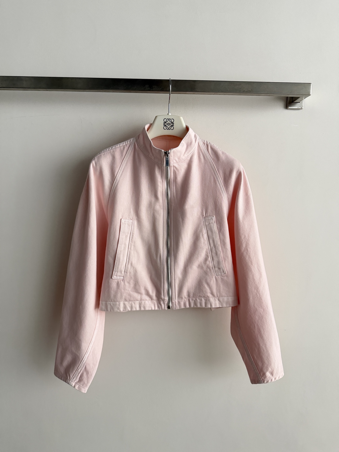 NO:901847,Alai*26 new cherry blossom pink stand collar jacket washed cotton twill fabric, anti-wrinkle and wear-resistant!  Small stand-up collar with full zipper opening and closing design, silver metal zipper is neat and simple, raglan sleeves are cut to weaken the shoulder width, and are highly tolerant to various shoulder shapes. Double vertical line patch pockets on the front, and topstitching technology increase the layering of work clothes. The short version has a high waistline and optimizes body proportions!  The loose and slightly dropped shoulder style, with straight cuffs, implements the brand's minimalist French tailoring aesthetic ~ Can be paired with trousers from the same series to create a unified atmosphere. It is also suitable for wearing with a white T or knitted inners. It is suitable for commuting, traveling and daily outings. The gentle and light luxury of girls fills SML-, women's clothing, alaia, jackets & coats,19860909Alai*26新款樱花粉立领夹克水洗棉斜纹面料,抗皱耐磨！小立领全拉链开合设计,银色金属拉链利落简约,插肩袖剪裁弱化肩宽,对各种肩型包容度高 正面双竖线贴袋,明线压线工艺增加工装层次感短款版型拉高腰线优化身材比例！宽松微落肩版型,袖口平直收边 贯彻品牌极简法式剪裁美学～可搭配同系列长裤,成套穿搭氛围感统一,单搭白T、针织内搭也适配,通勤、出游、日常出街都合适,少女温柔轻奢感拉满SML-,女装,alaia,jackets & coats,,Women's clothing