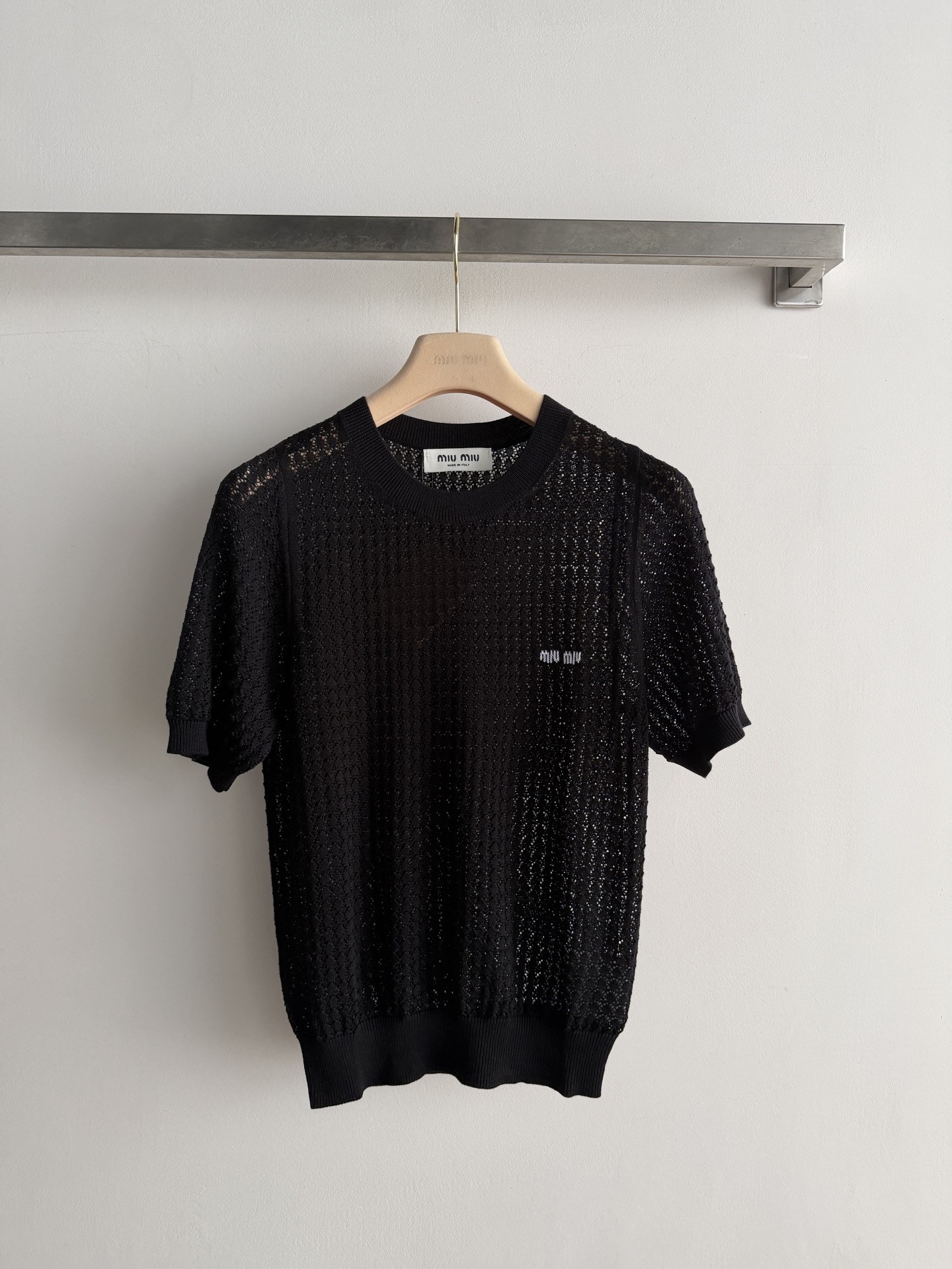 NO:922053,MiuMi's latest knitted short-sleeve style uses hollow three-dimensional jacquard technology, which is super textured!  The ribbed design of the collar, cuffs and hem is not easy to deform. The classic letter decoration on the chest is full of layers. The brand is highly recognizable. Whether worn with jeans or a skirt, you can easily switch between casual or elegant style. You can easily control it for daily outings and dates. SML-,,miumiu,skirts,jeans,T-shirt,19860909MiuMi*新款针织短袖,采用镂空立体提花工艺,超有质感！领口与袖口和下摆罗纹设计不易变形 层次感满满胸前经典字母装饰 品牌辨识度超高,无论搭牛仔裤还是半裙,轻松切换休闲or优雅风,日常出街、约会都能轻松驾驭SML-,,miumiu,skirts,jeans,T-shirt,,Women's clothing