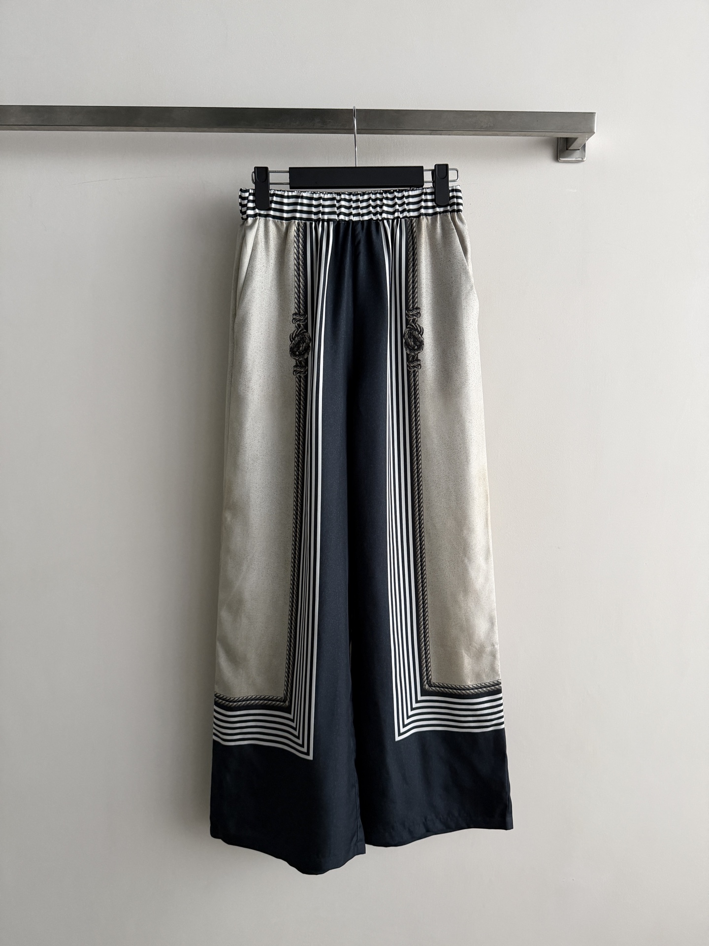 NO:922061,MaxMar*26 early autumn nautical series silk wide-leg pants and silk twill feel smooth and drape, super comfortable to wear!  The retro nautical elements are low-key and not monotonous. The elastic waist design is comfortable and high-end. The overall style is low-key and luxurious, which can be easily used for commuting, dating, and formal occasions. Pair it with a shirt or windbreaker of the same series to fully enhance your elegant temperament!  Relaxed and high-end SML-,,shirts,real silk,19860909MaxMar*26早秋航海系列真丝阔腿裤真丝斜纹绸 手感顺滑垂坠 穿着超舒适！复古航海元素低调不单调松紧腰设计舒适又显高级.整体风格低调奢华,通勤、约会、正式场合都能轻松驾驭,搭配同系列衬衫或风衣,优雅气质直接拉满！松弛又高级SML-,,shirts,real silk,,Women's clothing
