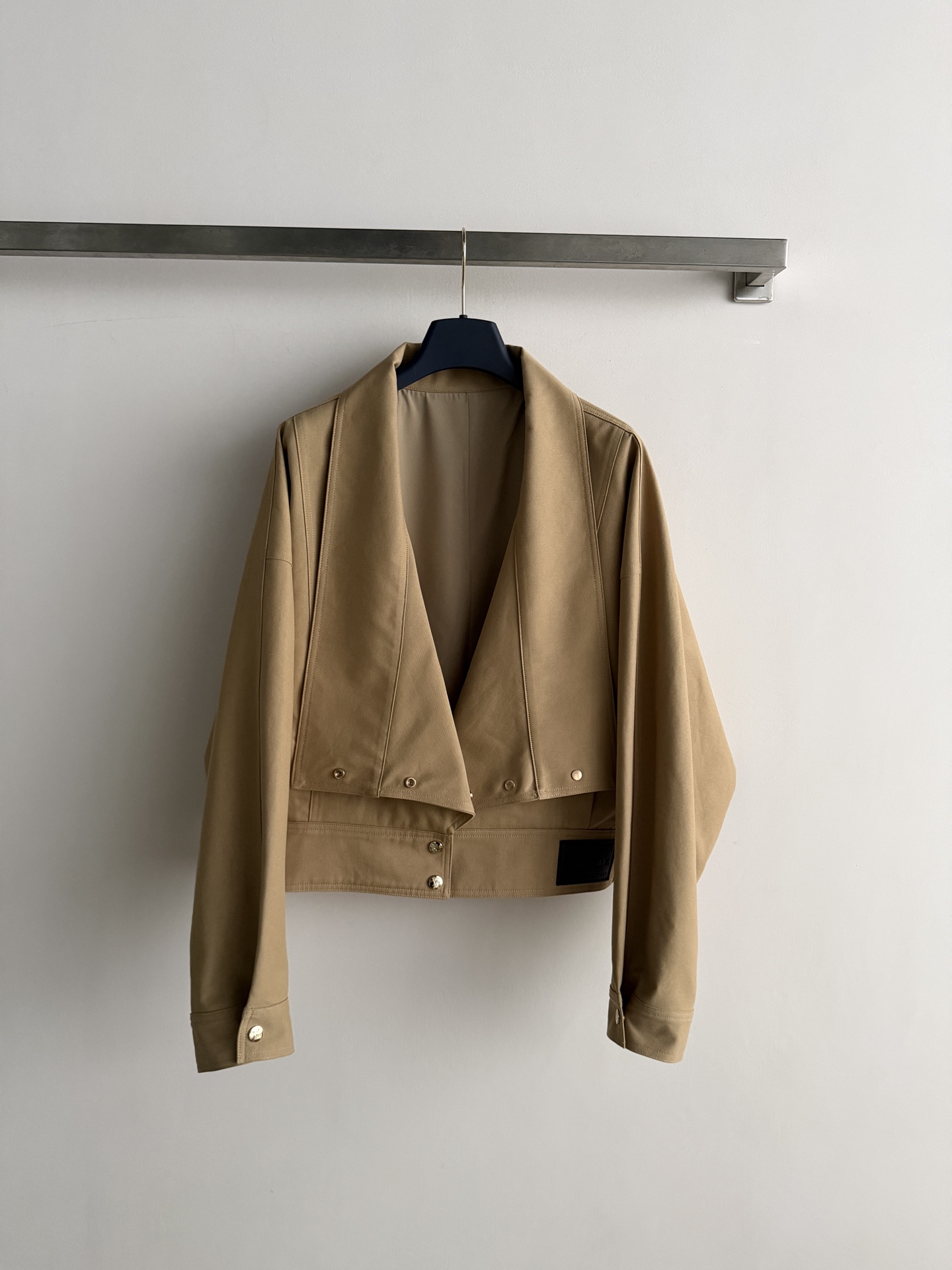 NO:922040,LouisVuitto* 2026 Early Autumn Women's Series Khaki Short Jacket Made of lightweight fabric + simple and neat short tailoring, the upper body can better optimize the waistline proportions!  The brand leather label on the side of the hem is decorated in a low-key manner, and metal buttons are embellished with details. The open style of wearing without a main placket highlights the casual and lazy atmosphere!  Pair it with a short skirt or trousers of the same color to easily create a smart temperament. The low-saturated khaki color is versatile for commuting and visiting stores. Pair it with a white T or shirt, a light-colored handbag, and casual shoes. The relaxed and elegant atmosphere is full SML-,, louis vuitton, skirts, jackets & coats, shirts,19860909LouisVuitto* 2026早秋女装系列卡其色短款外套轻质面料+简约利落短款剪裁,上身更好的优化腰线比例！下摆侧边品牌皮标低调装饰 金属纽扣点缀细节感.无主门襟开放式穿法 随性慵懒氛围感突出！搭配同色系短裙或裤装,轻松打造干练气质.低饱和卡其色,通勤、探店都很百搭,内搭白T或衬衫,配浅色手袋、休闲鞋,松弛贵气氛围感满分SML-,,louis vuitton,skirts,jackets & coats,shirts,,Women's clothing