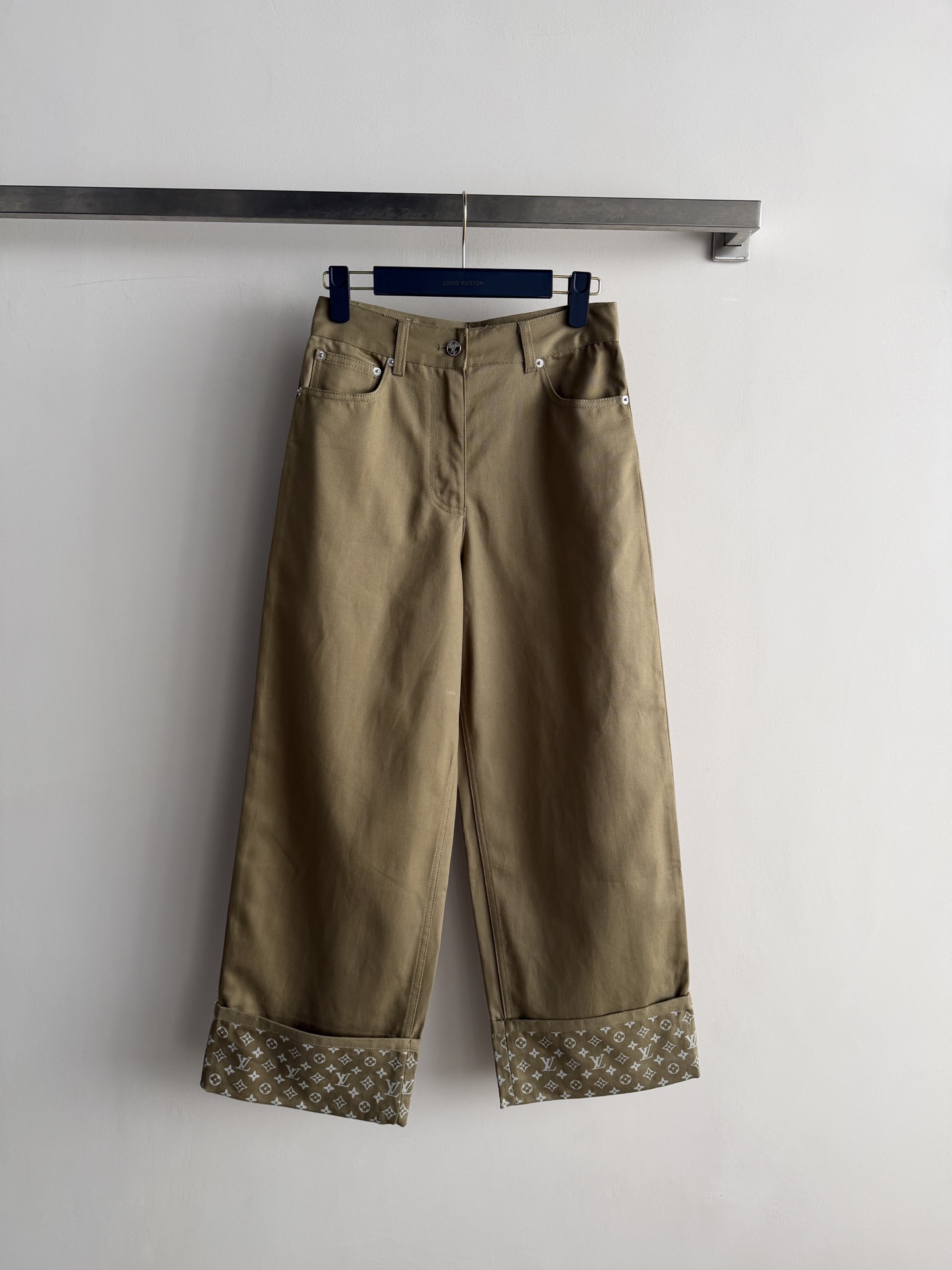NO:923049,Louis Vuitto's latest cuffed presbyopic straight-leg trousers, high-waisted A-line version, cuffed trouser legs reveal Monogram presbyopic lining, very recognizable. The twill cotton fabric is crisp but not soft, and the back waist is branded 1854  Leather label. The overall style is retro workwear, low-key and detailed. The matching idea is to pair with a white vest/white T-the most refreshing combination, perfect for daily outings in summer. Pair it with a short top-the high waistline is full and the legs are long. Highly recommended!  SML,Louis Vuitton-clothing,louis vuitton,louis vuitton,19860909Louis Vuitto*新款翻边老花直筒裤,高腰 A 字版型,裤脚翻边露出 Monogram 老花内里,很有辨识度.斜纹棉质面料挺括不软塌,后腰有品牌 1854 皮标.整体走的是复古工装风,低调又有细节.搭配思路配白背心/白T——最清爽的组合,夏天日常出街就很完整.配短款上衣——高腰线拉满,显腿长.超推荐！SML,路易威登-服装,louis vuitton,louis vuitton,,Women's clothing