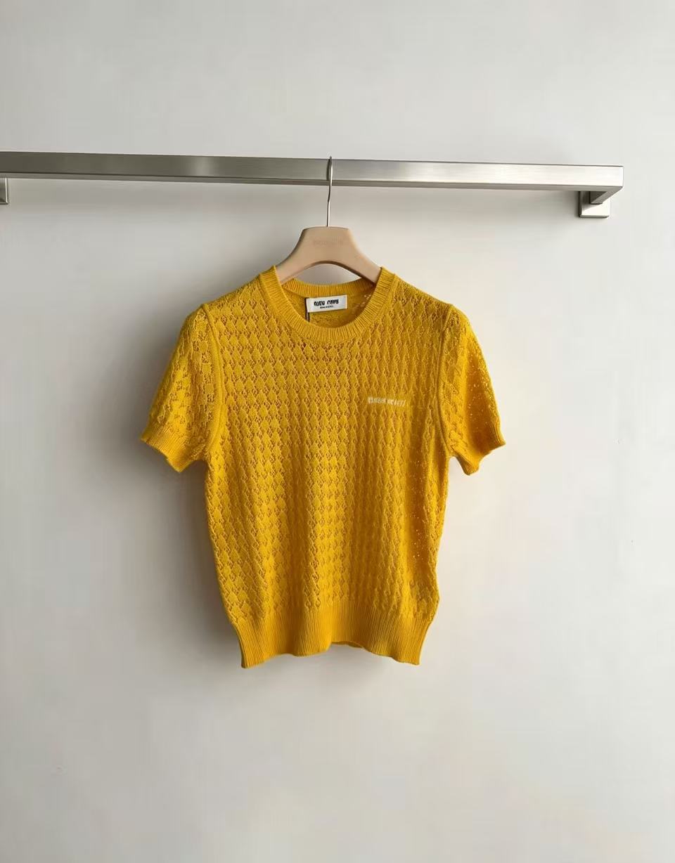 NO:922976,Miumi* new round-neck hollow knitted short-sleeves, cabled hollow knitted fabric, breathable and thin, gentle and a little casual, whitening and reducing age, stackable shirts super versatile SML, Miumiu-clothing, miumiu, shirts, T-shirt,19860909Miumi*新款圆领镂空针织短袖,绞花镂空编织面料,透气轻薄,温柔又带一点休闲感,显白减龄,可叠穿衬衫超百搭SML,缪缪-服装,miumiu,shirts,T-shirt,,Women's clothing