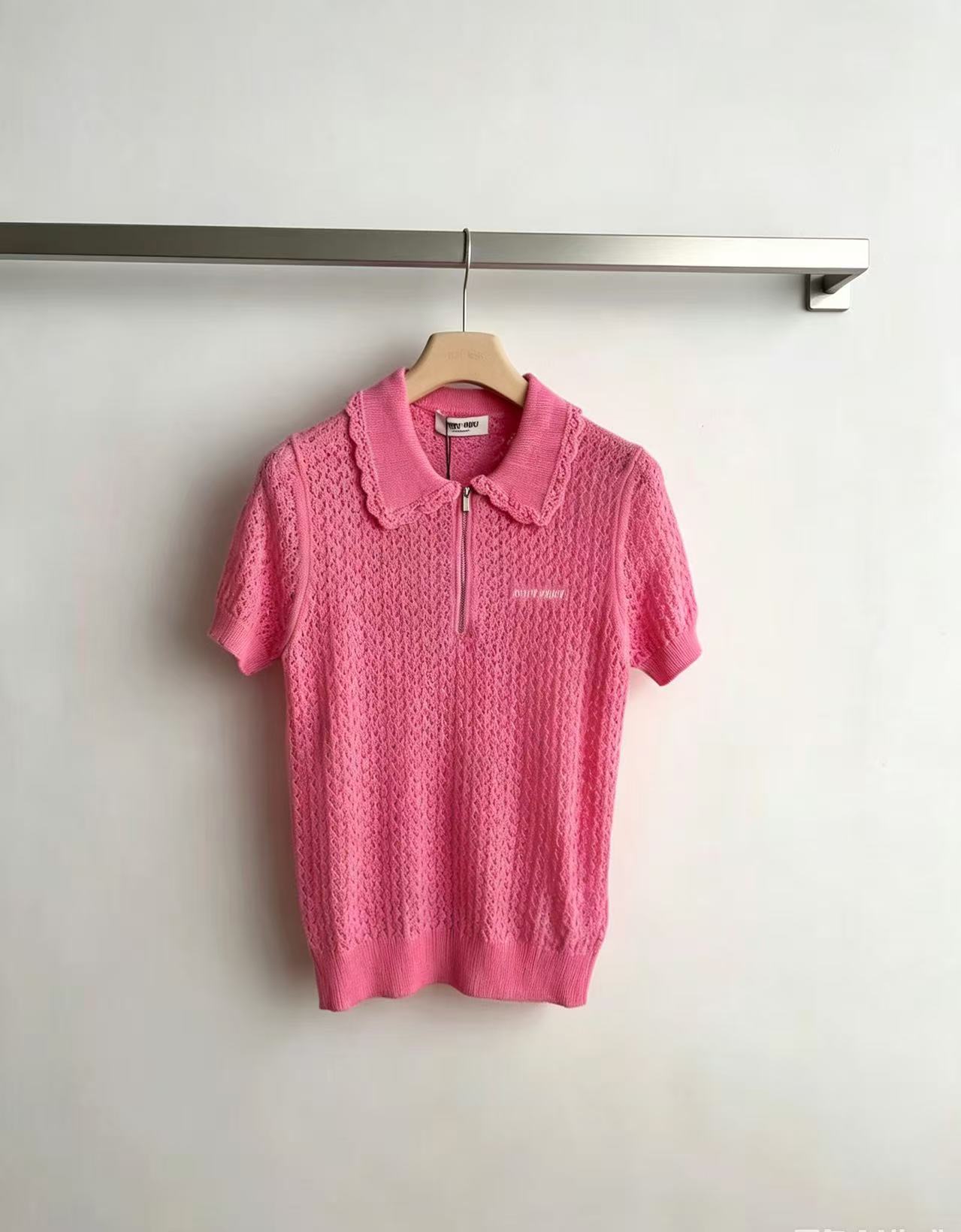 NO:922981,Miumi* new pink hollow polo knitted short sleeves, cable hollow knitted fabric, lace collar to reduce age and girlish look, breathable and thin, Polo lapel + half zipper design, gentle and a little casual, peach pink white and versatile, SML., Miumiu-clothing, miumiu, T-shirt,19860909Miumi*新款粉色镂空polo针织短袖,绞花镂空编织面料,花边领减龄少女感,透气轻薄,Polo翻领+半拉链设计,温柔又带一点休闲感,蜜桃粉色显白百搭,SML.,缪缪-服装,miumiu,T-shirt,,Women's clothing