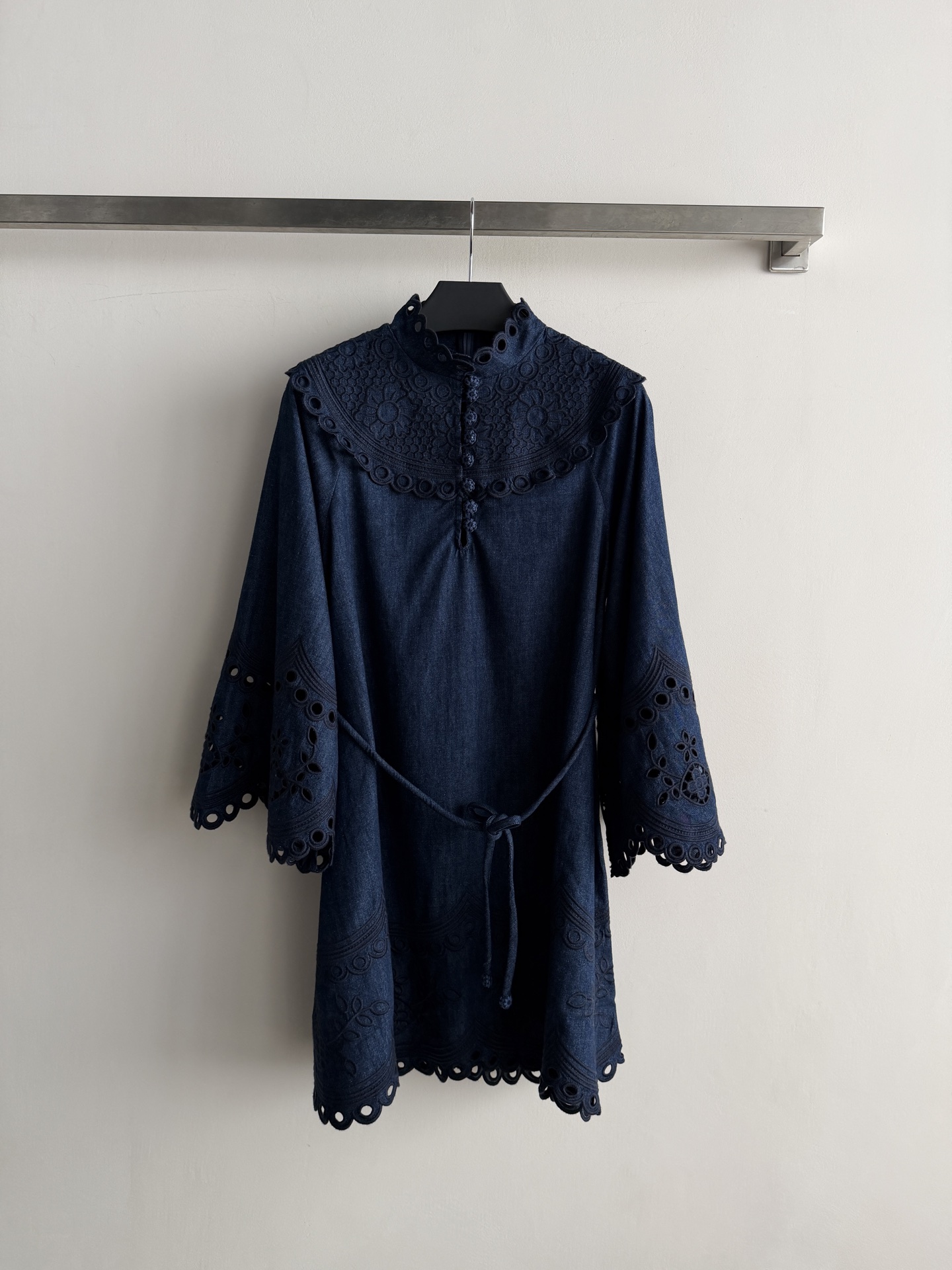 NO:923394,Zimmerman*'s new hollow embroidered lace-up waisted trumpet sleeve short skirt hollow embroidered denim dress. Small stand-up collar, large area of ​​hollow floral embroidery on the neckline and shoulders, with a strong sense of craftsmanship. The long-sleeved bell cuffs also have hollow lace. The same color string belt tightens the waist. Vintage washed denim fabric, loose shirt skirt silhouette. Retro ethnic style, unique and textured. SML,, skirts, shirts,19860909Zimmerman*新款镂空刺绣系带收腰喇叭袖短裙镂空绣花牛仔连衣裙.小立领,领口和肩部大面积同调镂空花卉刺绣,工艺感很强.长袖喇叭袖口也有镂空花边.同色系细绳腰带收腰.复古洗水面料牛仔布,宽松衬衫裙廓形.复古民族风,独特有质感.SML,,skirts,shirts,,Women's clothing
