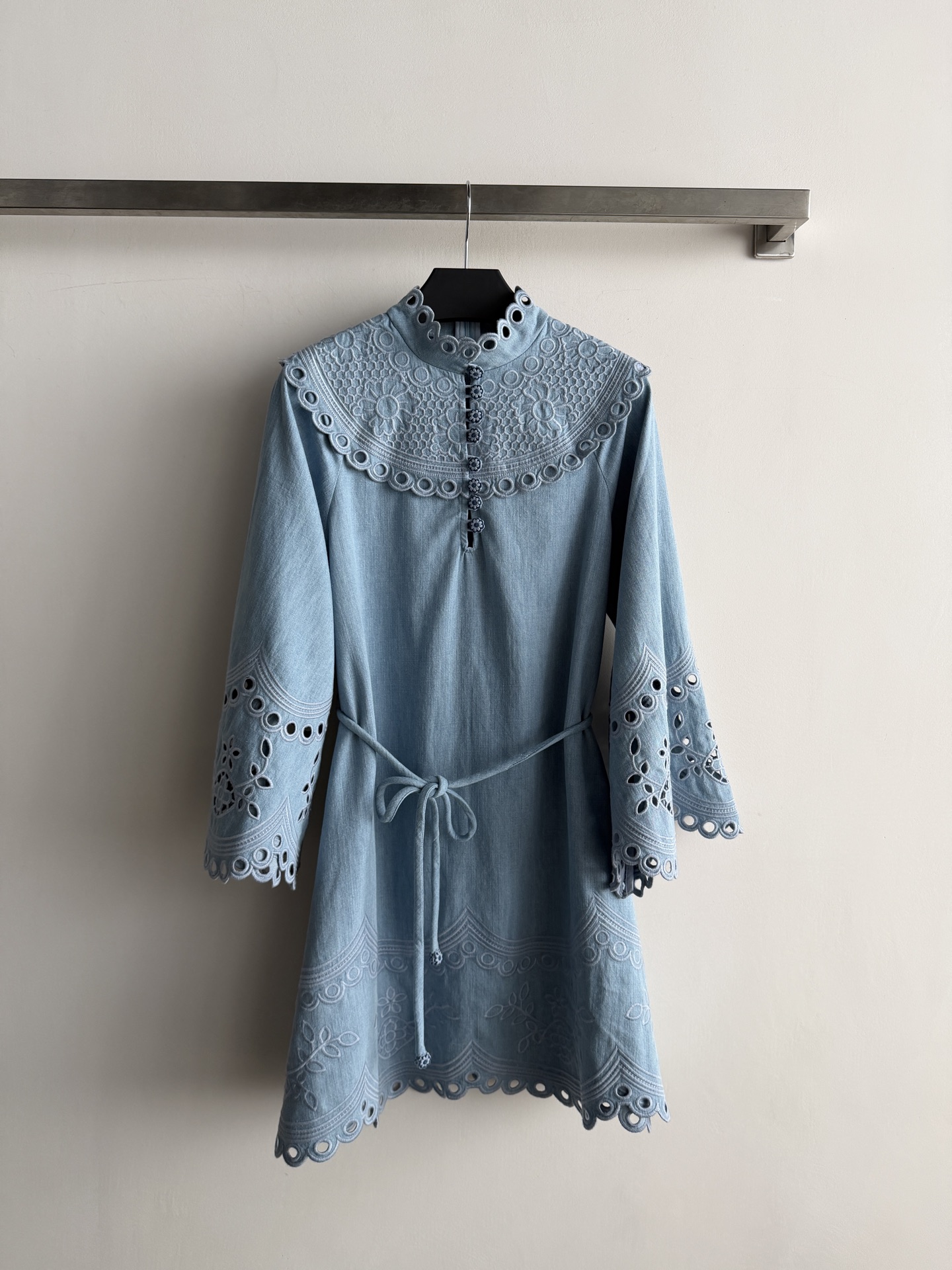 NO:923039,Zimmerman*'s new hollow embroidered lace-up bell sleeves short skirt hollow embroidered denim dress. Small stand-up collar, large area of ​​hollow floral embroidery on the neckline and shoulders, with a strong sense of craftsmanship. The long sleeves bell cuffs also have hollow lace. The same color string belt tightens the waist. Vintage washed denim fabric, loose shirt skirt silhouette. Retro ethnic style, unique texture. SML, Zimmerman - Clothing, skirts, shirts,19860909Zimmerman*新款镂空刺绣系带收腰喇叭袖短裙镂空绣花牛仔连衣裙.小立领,领口和肩部大面积同调镂空花卉刺绣,工艺感很强.长袖喇叭袖口也有镂空花边.同色系细绳腰带收腰.复古洗水面料牛仔布,宽松衬衫裙廓形.复古民族风,独特有质感.SML,兹默曼-服装,skirts,shirts,,Women's clothing