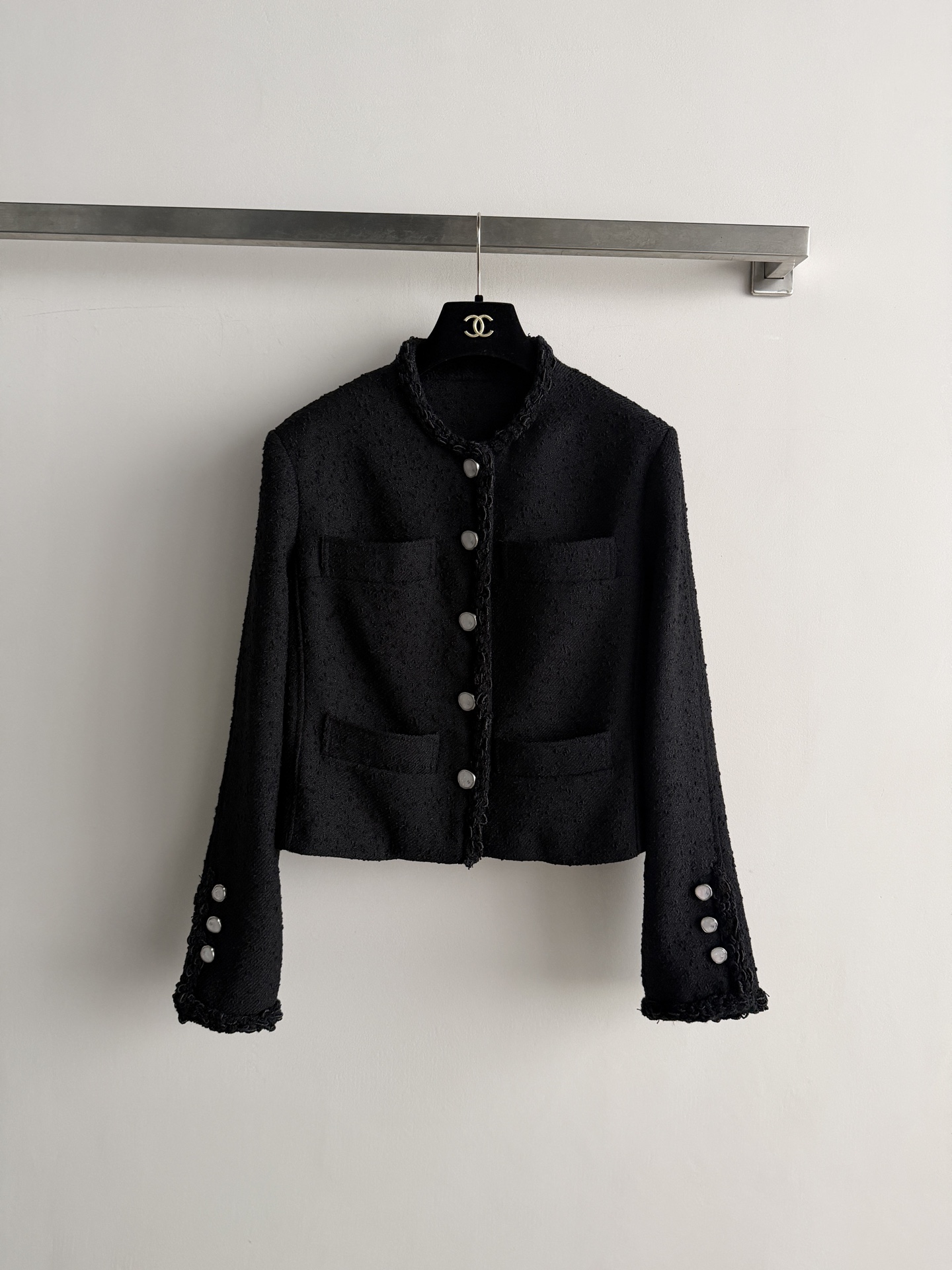 NO:922966,Chane* new black tweed short jacket. Round neckline, placket and cuffs with black tassel piping. The fabric is classic black tweed with fine grain texture. Front flap patch pockets, three silver buttons on the cuffs. Short to the waistline, good proportion with high-waist pants or skirts. Classic little fragrance, no matter how you wear it, it will never go out of style. SML, Chanel - Clothing, chanel, chanel, skirts, jackets & coats,19860909Chane*新款黑色粗花呢短外套.圆领领口、门襟和袖口黑色流苏滚边.面料是经典黑色粗花呢,颗粒质感细腻.正面翻盖贴袋,袖口三颗银色纽扣点缀.短款到腰线,搭高腰裤或半裙比例很好.经典小香风,怎么穿都不会过时.SML,香奈儿-服装,chanel,chanel,skirts,jackets & coats,,Women's clothing