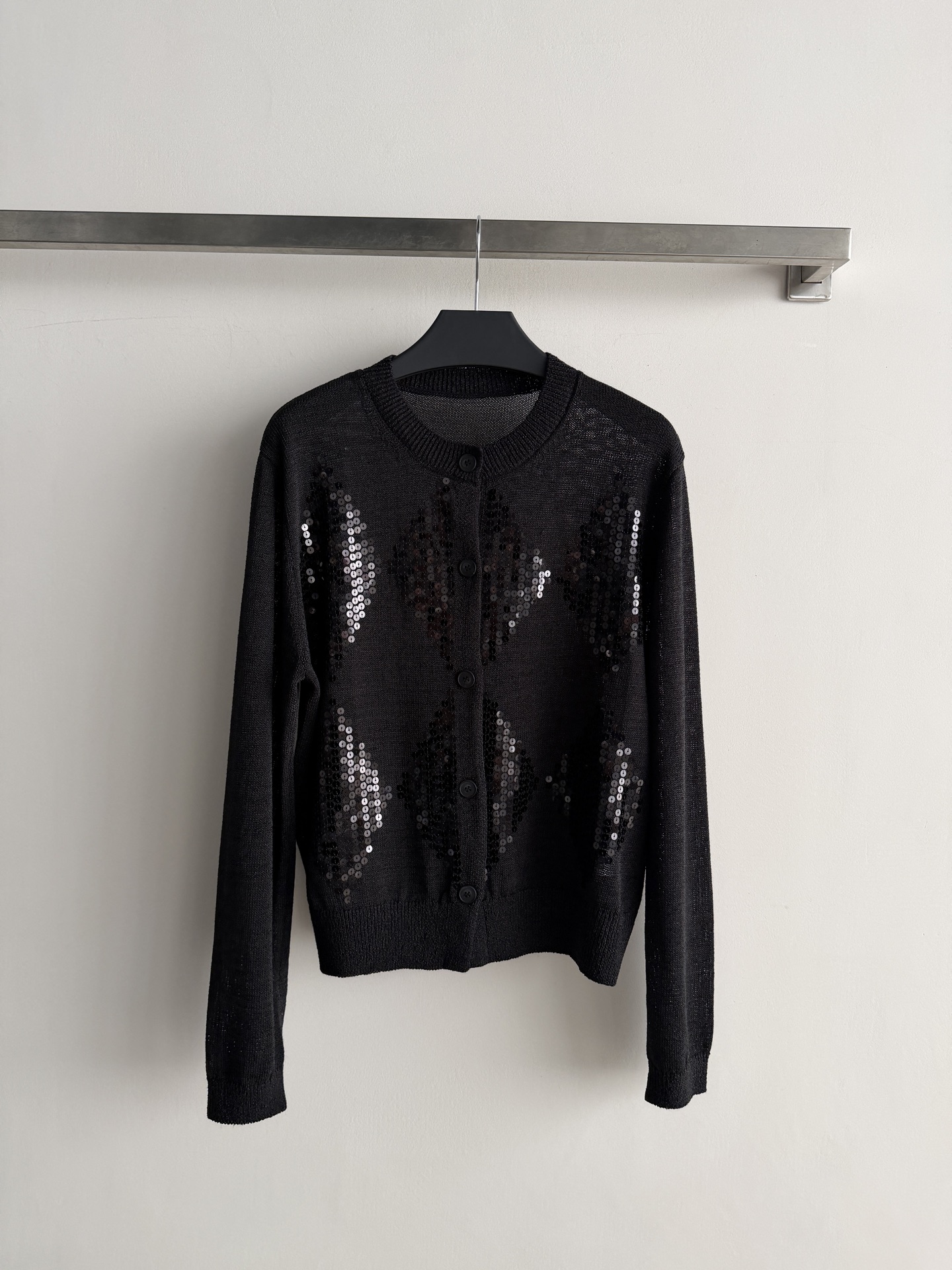 NO:924663,26SS new cardigan adopts sequin technology and round neck design. It can be worn alone or layered to look exquisite and elegant. SML-,,1986090926SS新款开衫采用亮片工艺 ,圆领设计,单穿或叠搭都能穿出精致的优雅SML-,,,Women's clothing
