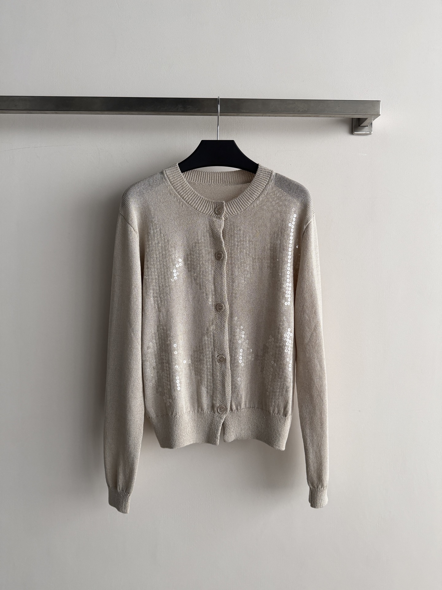 NO:924537,26SS new cardigan adopts sequin technology and round neck design. It can be worn alone or layered to look exquisite and elegant. SML-, women's clothing,1986090926SS新款开衫采用亮片工艺 ,圆领设计,单穿或叠搭都能穿出精致的优雅SML-,女装,,Women's clothing