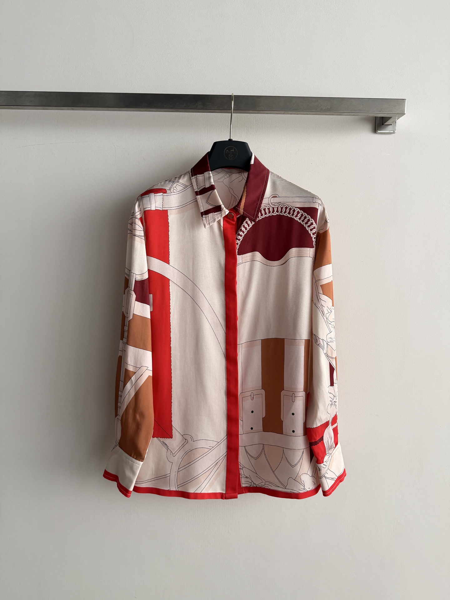 NO:924623,The Herme*26 series of printed shirts are made of high-quality silk fabrics, which are soft and breathable. They are super comfortable for daily wear and feature a geometric print of red, brown and off-white. They are also printed with the brand's iconic belt buckle, chain and other patterns. The artistic style is crisp and clean. The placket is decorated with eye-catching red satin, with exquisite details. It is fashionable and practical. Whether paired with jeans or suit trousers, it can be easily worn and is great for commuting and leisure. SML  XL-,Hermes-clothing,hermes,hermes,jeans,shirts,business suit,real silk,19860909Herme*26系列印花衬衫采用高品质真丝面料,柔软又透气 日常穿着超舒适衣身融合了红色、棕色与米白色的几何印花 并印有品牌标志性的皮带扣 链条等图案,艺术感满满版型剪裁干脆利落 门襟处有醒目的红色缎面装饰,细节精致 时尚又实用.无论搭配牛仔裤还是西装裤,都能轻松驾驭,通勤休闲都很出彩SML XL-,爱马仕-服装,hermes,hermes,jeans,shirts,business suit,real silk,,Women's clothing