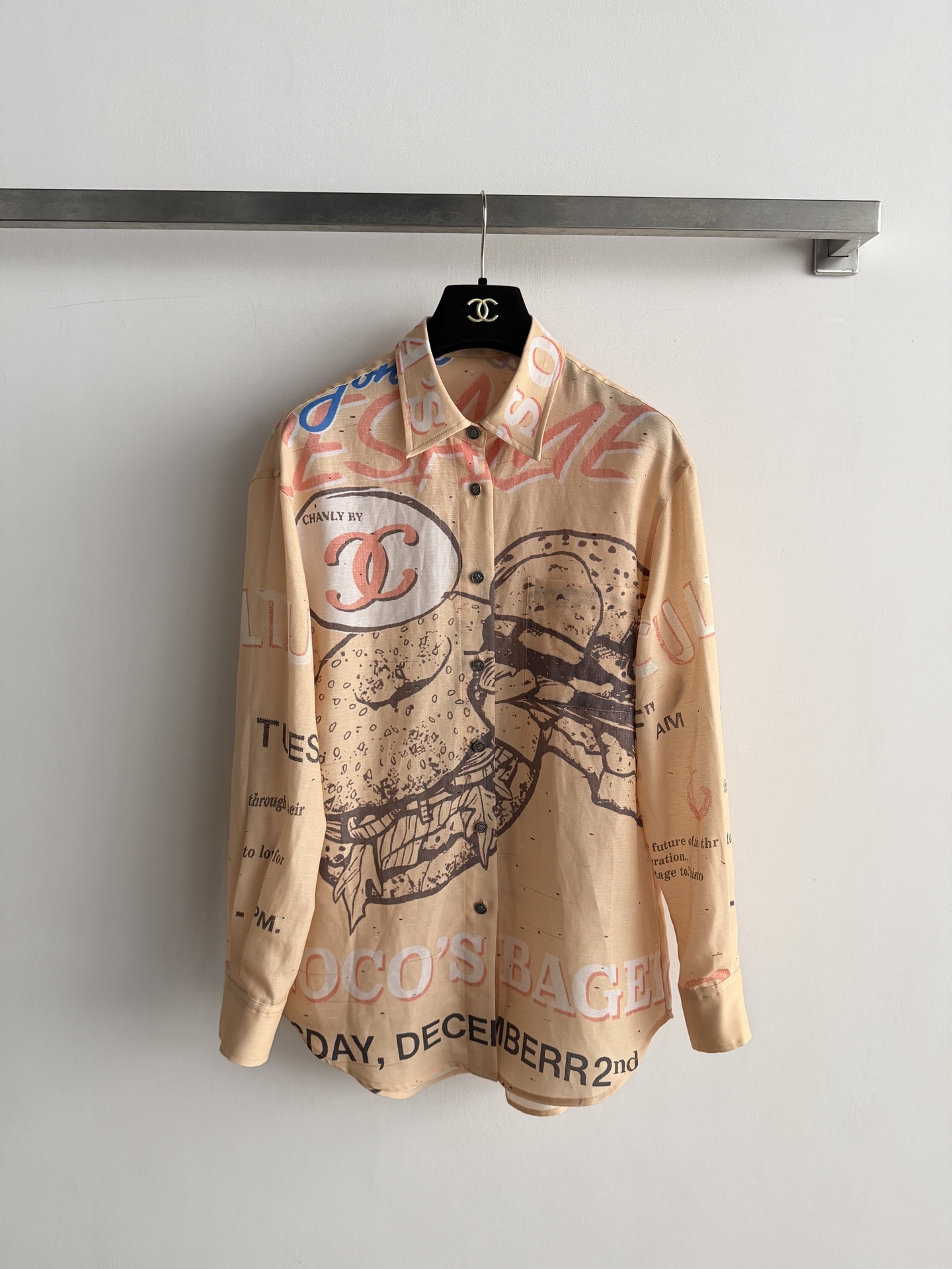 NO:924637,CHANE* 26A Advanced Handicraft Series Hamburg Graffiti Shirt has a retro street style design. The linen fabric is light and breathable. It is super comfortable to wear in spring and summer. The front Hamburg Graffiti + double CLogo is fun and fashionable. The button details are super exquisite. The Oversize version is casual and lazy. It goes well with jeans or shorts. It is easy to create a personalized outfit. SMLXL-,,chanel,versace,shorts,jeans,shirts,19860909CHANE* 26A高级手工坊系列汉堡涂鸦衬衫复古街头风设计,亚麻面料轻薄透气,春夏穿超舒服正面汉堡涂鸦+双CLogo,趣味又时髦,纽扣细节超精致Oversize版型,随性慵懒,搭牛仔裤或短裤都很出彩,轻松打造个性穿搭SMLXL-,,chanel,versace,shorts,jeans,shirts,,Women's clothing
