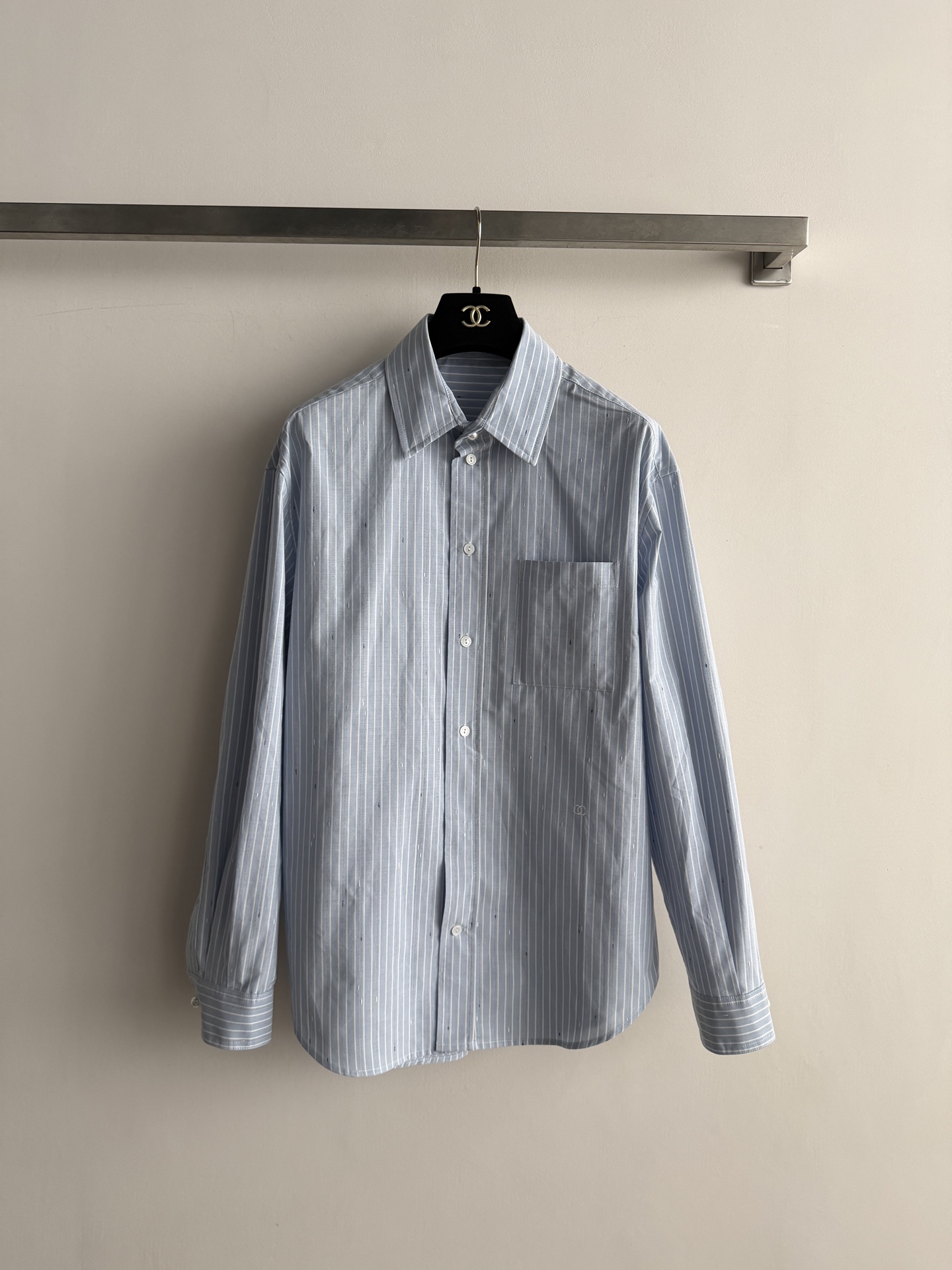 NO:924613,CHANE's latest long-sleeved vertical striped shirt has a classic vertical stripe design. Made of cotton blended fabric, it is comfortable and breathable to wear. Standard lapel + single chest pocket, simple and detailed, adjustable cuffs, suitable for various body types. It can be easily controlled for daily commuting and leisure. It is OK to match jeans or trousers, and you can easily get an elegant and casual style~, Chanel - clothing, chanel, chanel, jeans, shirts,19860909CHANE*新款长袖竖条纹衬衫经典竖条纹设计,棉混纺面料,穿着舒适透气.标准翻领+单胸袋,简约又有细节感,袖口可调节,适合各种身材.日常通勤、休闲都能轻松驾驭,搭配牛仔裤或西裤都很OK,轻松get优雅随性风格～,香奈儿-服装,chanel,chanel,jeans,shirts,,Women's clothing