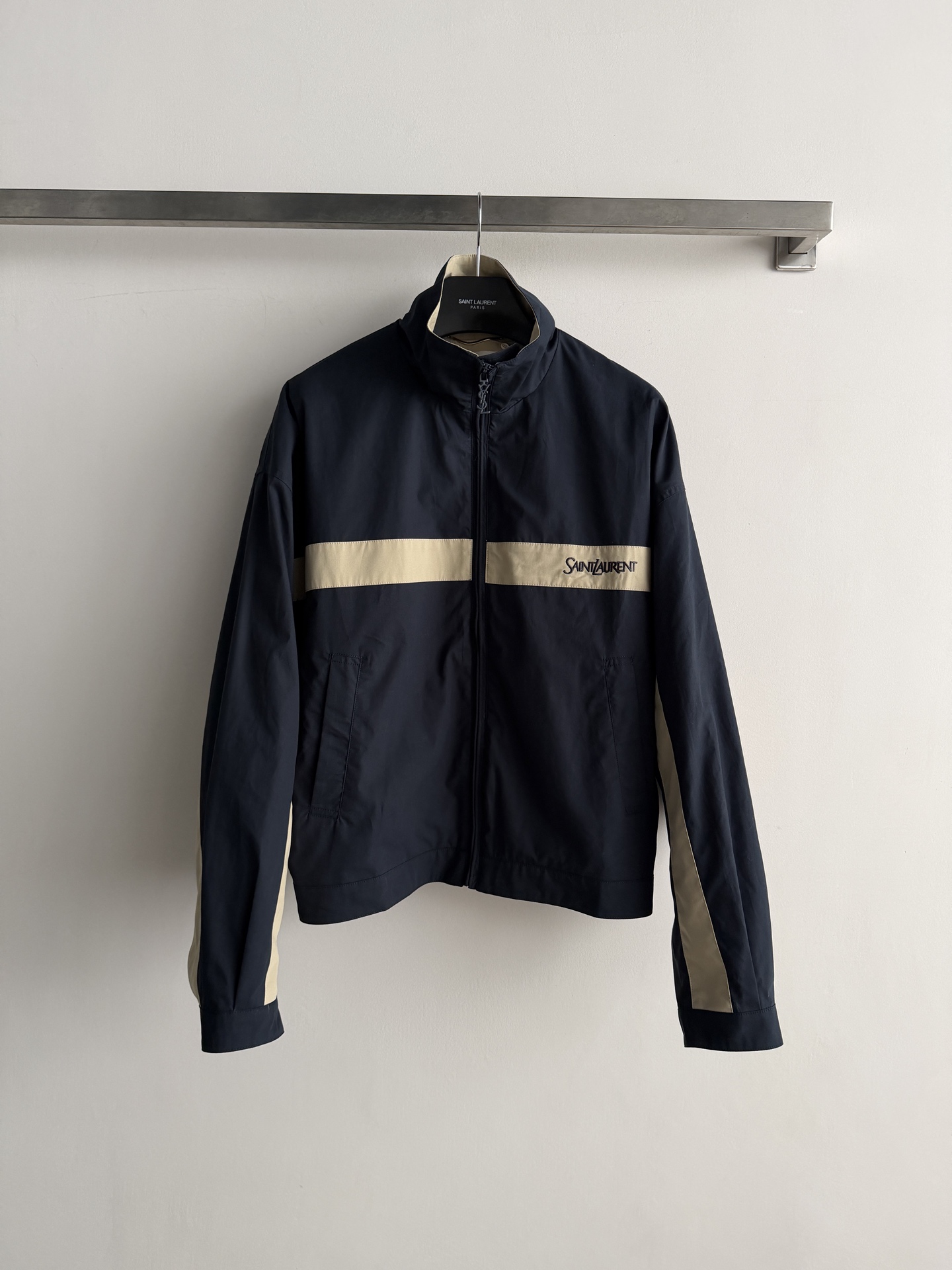 NO:924566,SaintLauren* (recommend dry cleaning only) 26 series color-blocked jacket, dark blue main color + light khaki contrasting stripes, simple and sporty. Made of lightweight nylon, stand-up collar zipper design, loose fit, comfortable and fashionable, perfect for spring and autumn!  Contrasting color details + brand embroidery, perfect recognition, easy to wear for commuting and leisure, looks great with jeans or short skirts, easy to get a high-end look SML, Saint Laurent-clothing, saint laurent, saint laurent, skirts, jeans, jackets & coats,19860909SaintLauren*（只建议干洗）26系列拼色夹克,深蓝色主色+浅卡其撞色条纹,简约又有运动感.轻薄尼龙材质,立领拉链设计,宽松版型,舒适又时髦,春秋季节超适合穿！撞色细节+品牌刺绣,辨识度满分,通勤休闲都能轻松驾驭,搭配牛仔裤或短裙都很出彩,轻松get高级感穿搭ＳＭＬ,圣罗兰-服装,saint laurent,saint laurent,skirts,jeans,jackets & coats,,Women's clothing