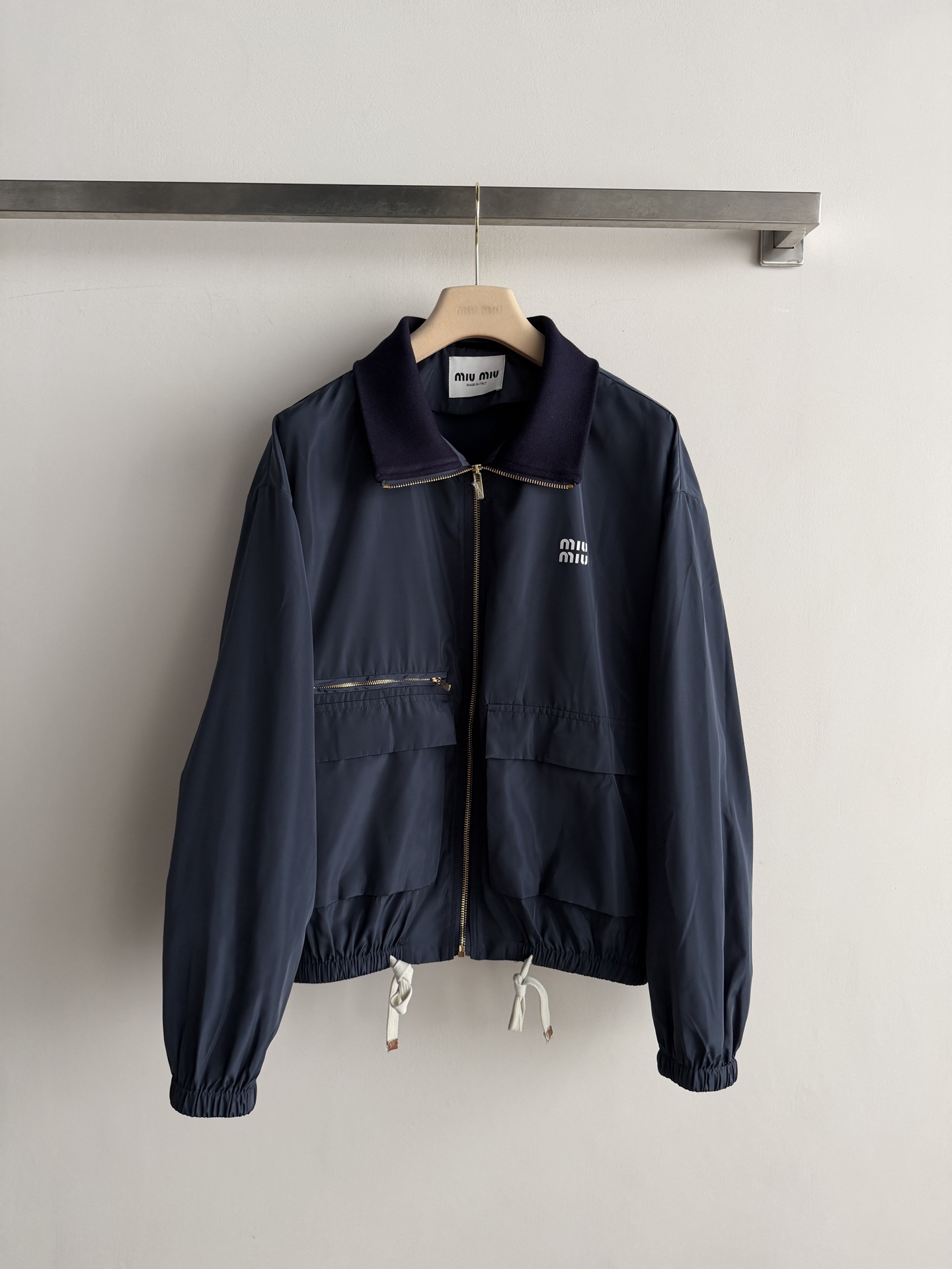 NO:924561,MiuMi*26 early autumn navy blue work jacket is made of high-grade navy blue windproof fabric. It is stiff, stylish and practical. The rib knitted small lapel splicing design softly fits the neck and does not irritate the skin. The brand letter logo is superimposed in white on the chest. It is self-recognizable. The dropped shoulder silhouette and the hem drawstring adjustment design are more inclusive!  Large patch pockets on both sides are designed, and the left pocket is equipped with a small zippered compartment, which is very convenient. It combines practicality and design. It can be salty or sweet. It looks great with skirts or trousers. SML-, Miumiu-clothing, miumiu, skirts, jackets & coats, jackets & coats,19860909MiuMi*26早秋藏青工装夹克外套高级藏青色防风面料,挺括有型兼具实用性罗纹针织小翻领拼接设计 柔和贴合颈部不硌肤胸前白色叠印品牌字母logo 自带辨识度落肩廓形下摆抽绳调节设计 包容性更好！双侧大贴袋设计,左侧口袋附带拉链小隔层便捷很多 兼顾实用性与设计感,可盐可甜,搭配裙子或裤子都超有范儿SML-,缪缪-服装,miumiu,skirts,jackets & coats,jackets & coats,,Women's clothing