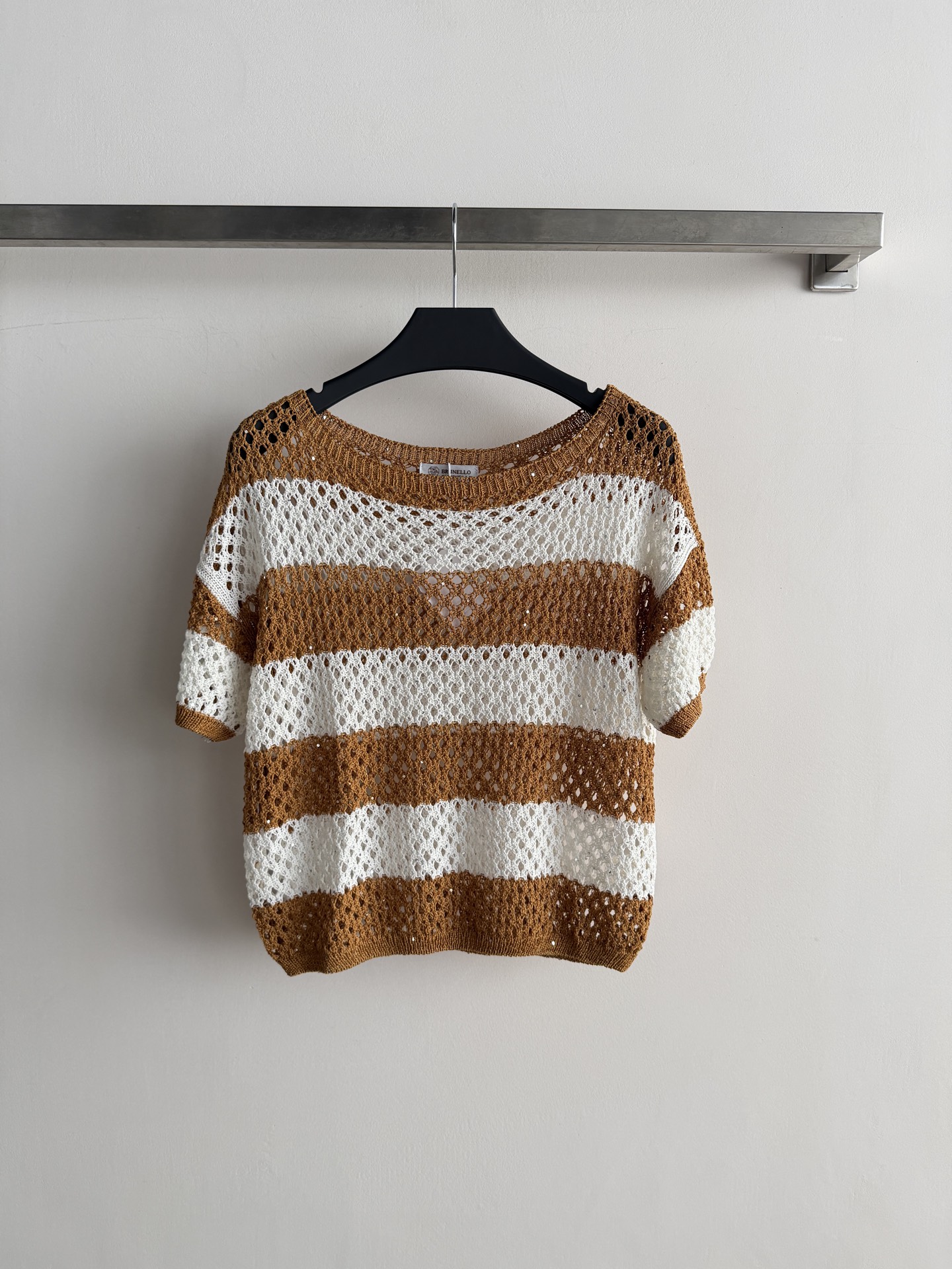 NO:925680,Brunello Cucinell*26 new striped knitted short-sleeves are made of lightweight hollow knitting, breathable and comfortable, perfect for summer!  Simple and fresh, the contrasting stripes and colors are super eye-catching. The hollow details add a full sense of layering, and it goes well with jeans or skirts. It can easily switch between casual or sweet styles. The fabric is soft and skin-friendly, and can be easily used for commuting, vacationing, and daily life. It is a versatile item in the summer wardrobe!  SML,,brunello cucinelli,skirts,jeans,T-shirt,19860909Brunello Cucinell*26新款条纹针织短袖,采用轻薄镂空针织,透气又舒适,夏天穿超合适！简约清新,撞色条纹配色超亮眼.镂空细节让层次感满满,搭牛仔裤或半裙都很出彩,轻松切换休闲or甜美风.面料柔软亲肤,通勤、度假、日常都能轻松驾驭,是夏季衣橱百搭神器！SML,,brunello cucinelli,skirts,jeans,T-shirt,,Women's clothing