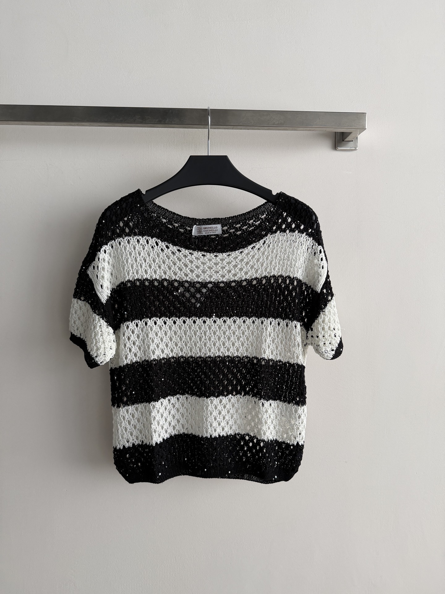 NO:929663,Brunello Cucinell*26 new striped knitted short-sleeves are made of lightweight hollow knitting, breathable and comfortable, perfect for summer!  Simple and fresh, the contrasting stripes and colors are super eye-catching. The hollow details add a full sense of layering, and it goes well with jeans or skirts. It can easily switch between casual or sweet styles. The fabric is soft and skin-friendly, and can be easily used for commuting, vacationing, and daily life. It is a versatile item in the summer wardrobe!  SML,women's clothing,brunello cucinelli,skirts,jeans,T-shirt,19860909Brunello Cucinell*26新款条纹针织短袖,采用轻薄镂空针织,透气又舒适,夏天穿超合适！简约清新,撞色条纹配色超亮眼.镂空细节让层次感满满,搭牛仔裤或半裙都很出彩,轻松切换休闲or甜美风.面料柔软亲肤,通勤、度假、日常都能轻松驾驭,是夏季衣橱百搭神器！SML,女装,brunello cucinelli,skirts,jeans,T-shirt,,Women's clothing