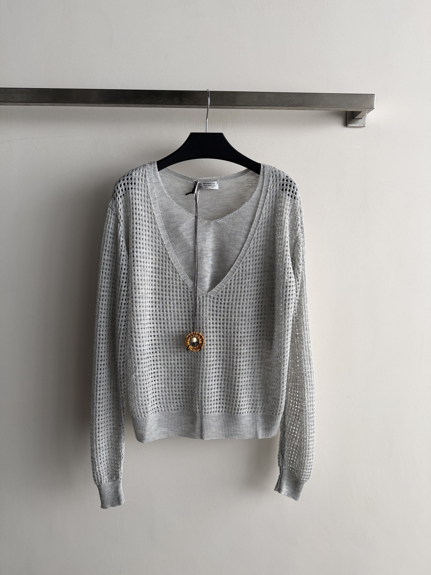 NO:925671,Brunello Cucinell's latest hollow fake two-piece sweater has a simple and lazy style, perfect for spring and summer!  The outer hollow design is breathable and sun-proof, with a full sense of layering. The fabric is soft and skin-friendly, and the regular fit is super friendly to the body. It can be easily used for commuting, dating, and daily life. Pair it with wide-leg pants or skirts to easily get a Korean-style relaxed look, which is comfortable and fashionable!  SML,,brunello cucinelli,skirts,19860909Brunello Cucinell*新款镂空假两件针织衫,简约慵懒风,春夏穿超合适！外层镂空设计透气又防晒,层次感满满.面料柔软亲肤,常规版型对身材超友好,通勤、约会、日常都能轻松驾驭.搭配阔腿裤或半裙,轻松get韩系松弛感穿搭,舒适又时髦！SML,,brunello cucinelli,skirts,,Women's clothing