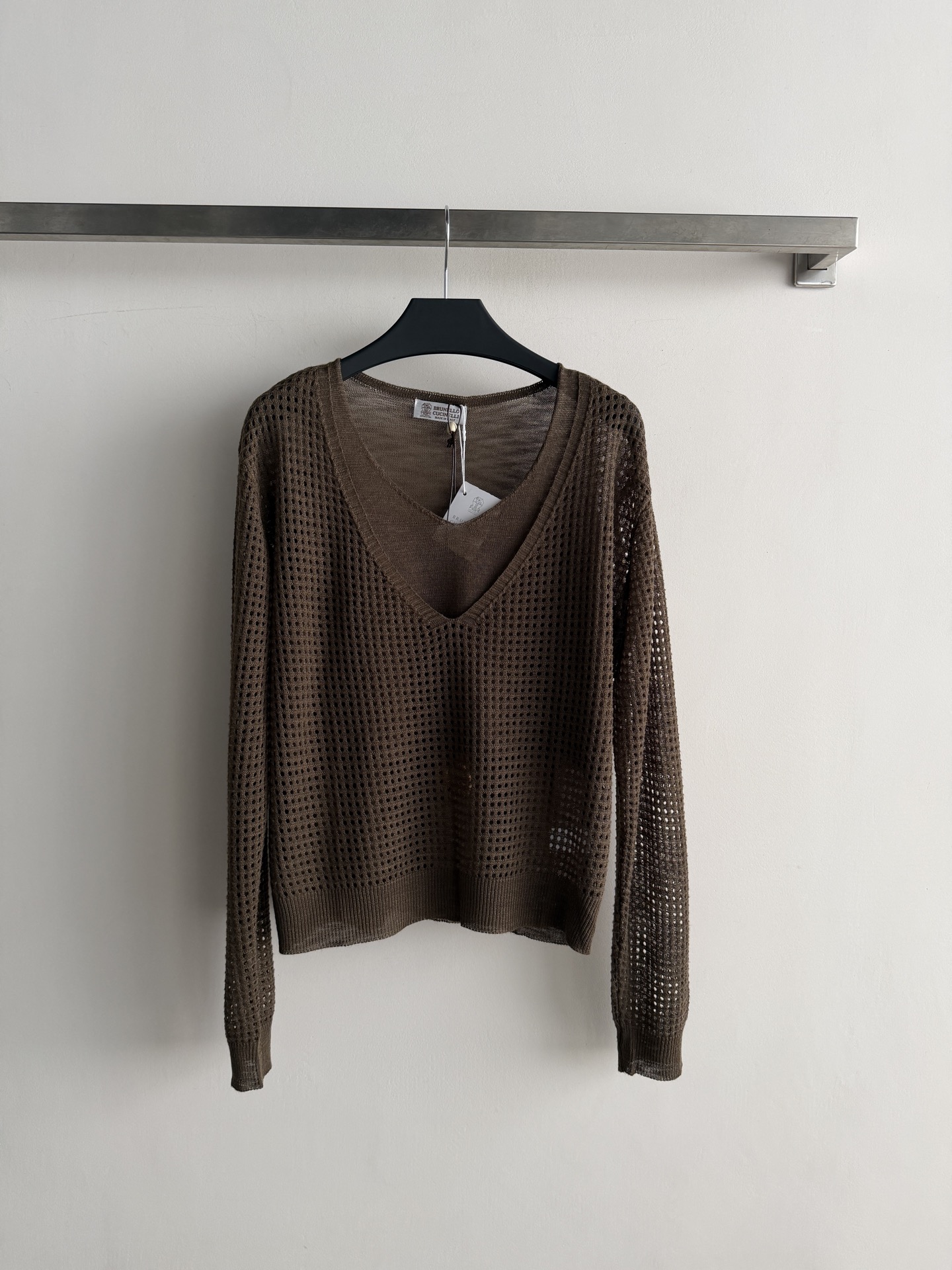 NO:929673,Brunello Cucinell's latest hollow fake two-piece sweater has a simple and lazy style, perfect for spring and summer!  The outer hollow design is breathable and sun-proof, with a full sense of layering. The fabric is soft and skin-friendly, and the regular fit is super friendly to the body. It can be easily used for commuting, dating, and daily life. Pair it with wide-leg pants or skirts to easily get a Korean-style relaxed look, which is comfortable and fashionable!  SML,women's clothing,brunello cucinelli,skirts,19860909Brunello Cucinell*新款镂空假两件针织衫,简约慵懒风,春夏穿超合适！外层镂空设计透气又防晒,层次感满满.面料柔软亲肤,常规版型对身材超友好,通勤、约会、日常都能轻松驾驭.搭配阔腿裤或半裙,轻松get韩系松弛感穿搭,舒适又时髦！SML,女装,brunello cucinelli,skirts,,Women's clothing